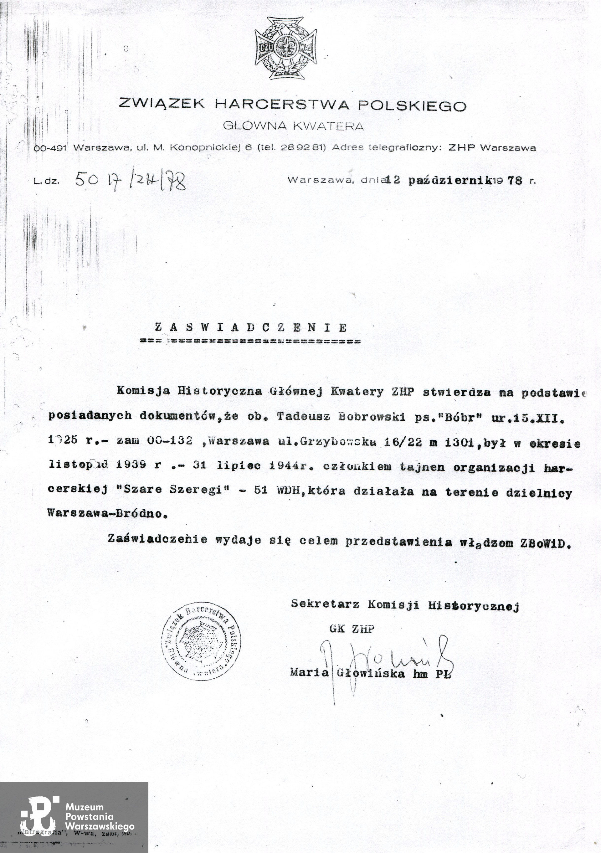  Zaświadczenie Komisji Historycznej Głównej Kwatery ZHP z dn. 12.10.1978 o przynależności do 51. WDH i Szarych Szeregów. Źródło: Muzeum Powstania Warszawskiego, Teczki personalne uczestników Powstania Warszawskiego: Bobrowski Tadeusz "Bórbr", „Tadek”. Uwaga! w tym dokumencie zaliczony okres służby w Szarych Szeregach jedynie do lipca 1944.