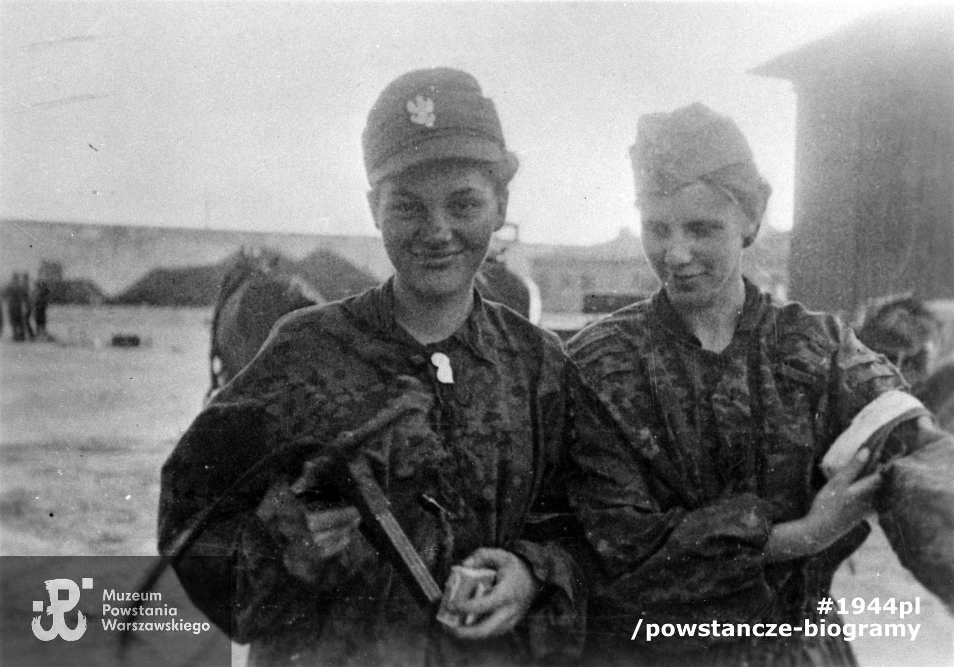 Fotografia z Powstania Warszawskiego. Wola. Dwie łączniczki z oddziału "Dysk" w zgrupowaniu "Radosław":   Melania Ksawera Wojciechowska "Mela"i łączniczka NN (dotychczas opisywana w opracowaniach jako Jadwiga Helena Narożna "Jagoda").  Fot. ze zbiorów Muzeum Powstania Warszawskiego, sygn. MPW-IH/62. Ujęcie tożsame:  MPW-IK/2962