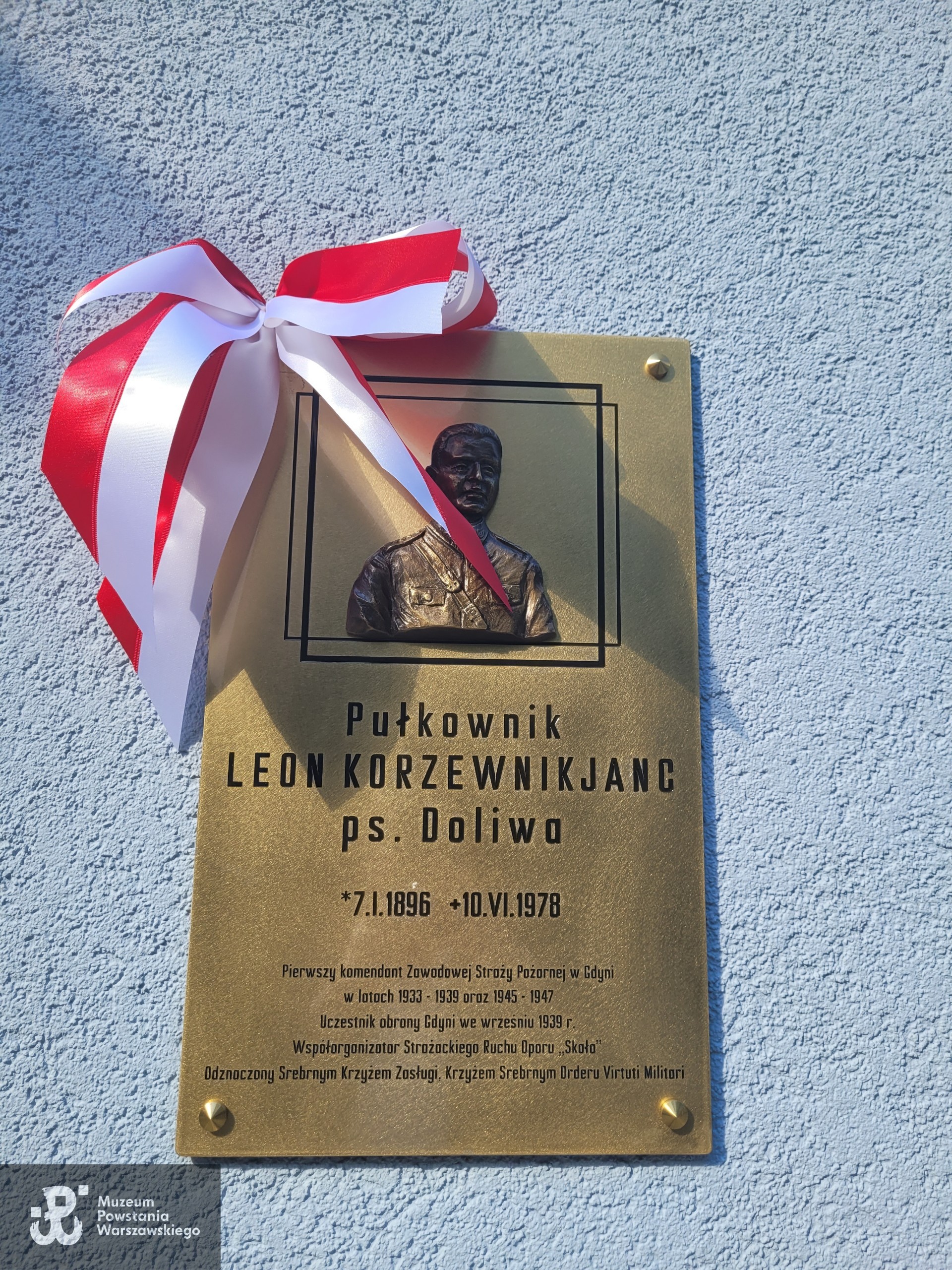 Gdynia, wrzesień 2025 -  tablica pamiątkowa poświęcona płk. Leonowi   Korzewnikjancowi,  pierwszemu komendantowi straży pożarnej w Gdyni. Fot. udostępniła p. Iwona Paciok
