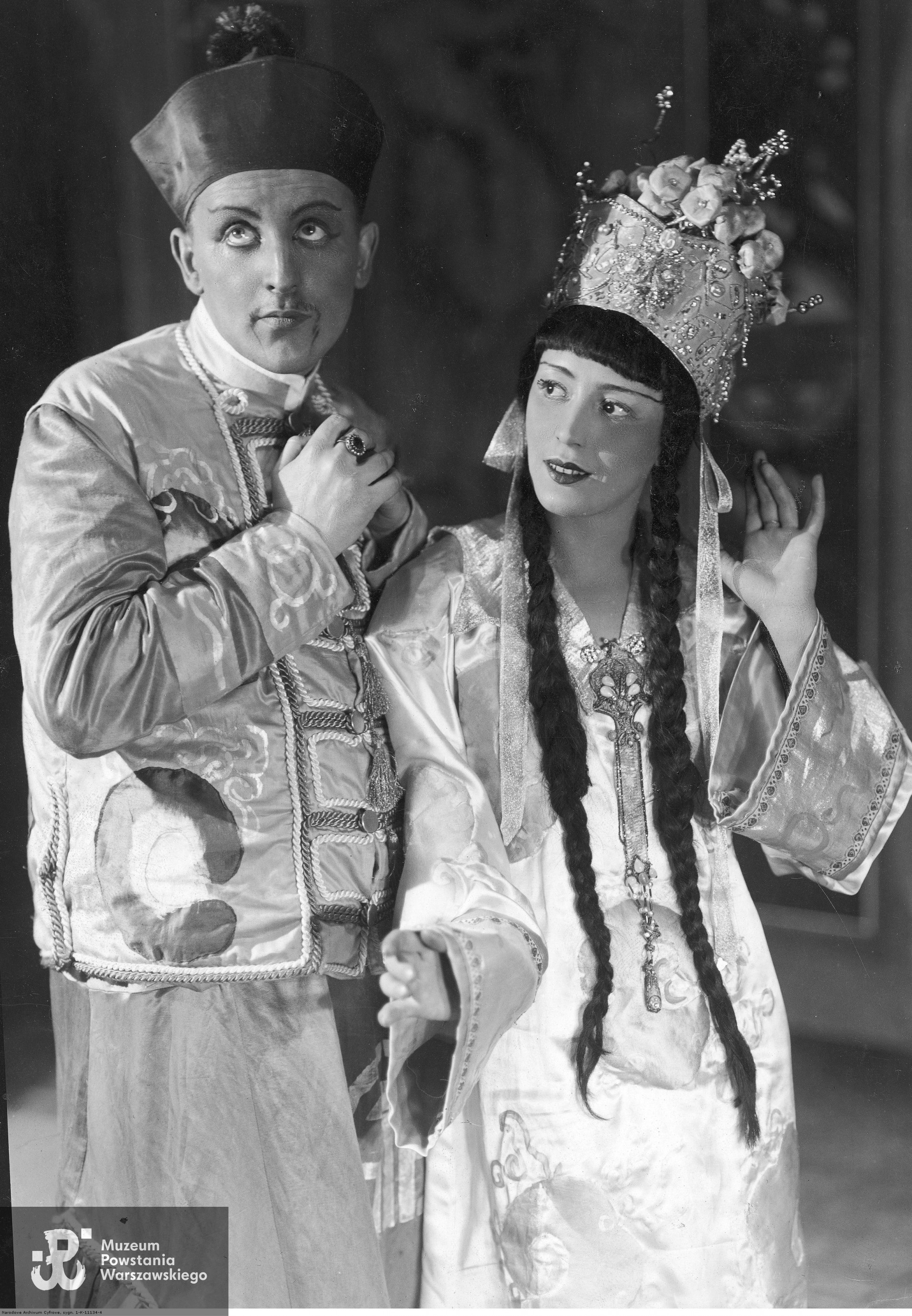 Grudzień 1932 roku - przedstawienie dla dzieci "Dwanaście godzin przygód" J. Warneckiego w Teatrze Polskim w Warszawie, na zdjęciu Zofia Tatarkiewicz-Woskowska i Wacław Pawłowski w jednej ze scen przedstawienia. Fot. NAC, zespół: Koncern Ilustrowany Kurier Codzienny - Archiwum Ilustracji, sygnatura: 1-K-11134-4