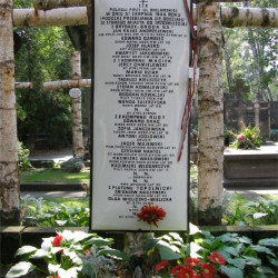 Cmentarz Wojskowy na Powązkach w Warszawie - zbiorowa mogiła poległych na Bielańskiej żołnierzy i oficerów 