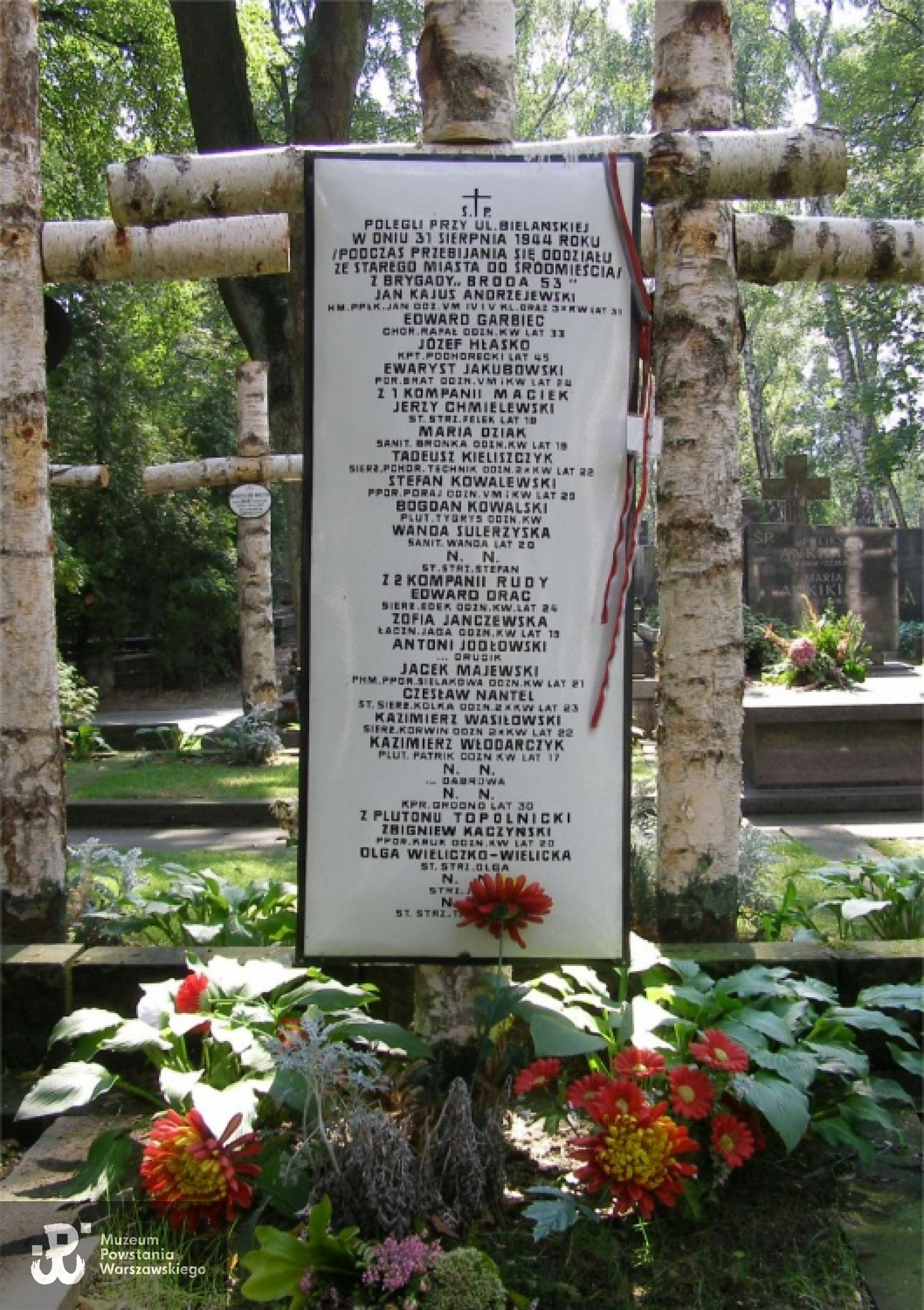 Cmentarz Wojskowy na Powązkach w Warszawie - zbiorowa mogiła poległych na Bielańskiej żołnierzy i oficerów "Brody 53"