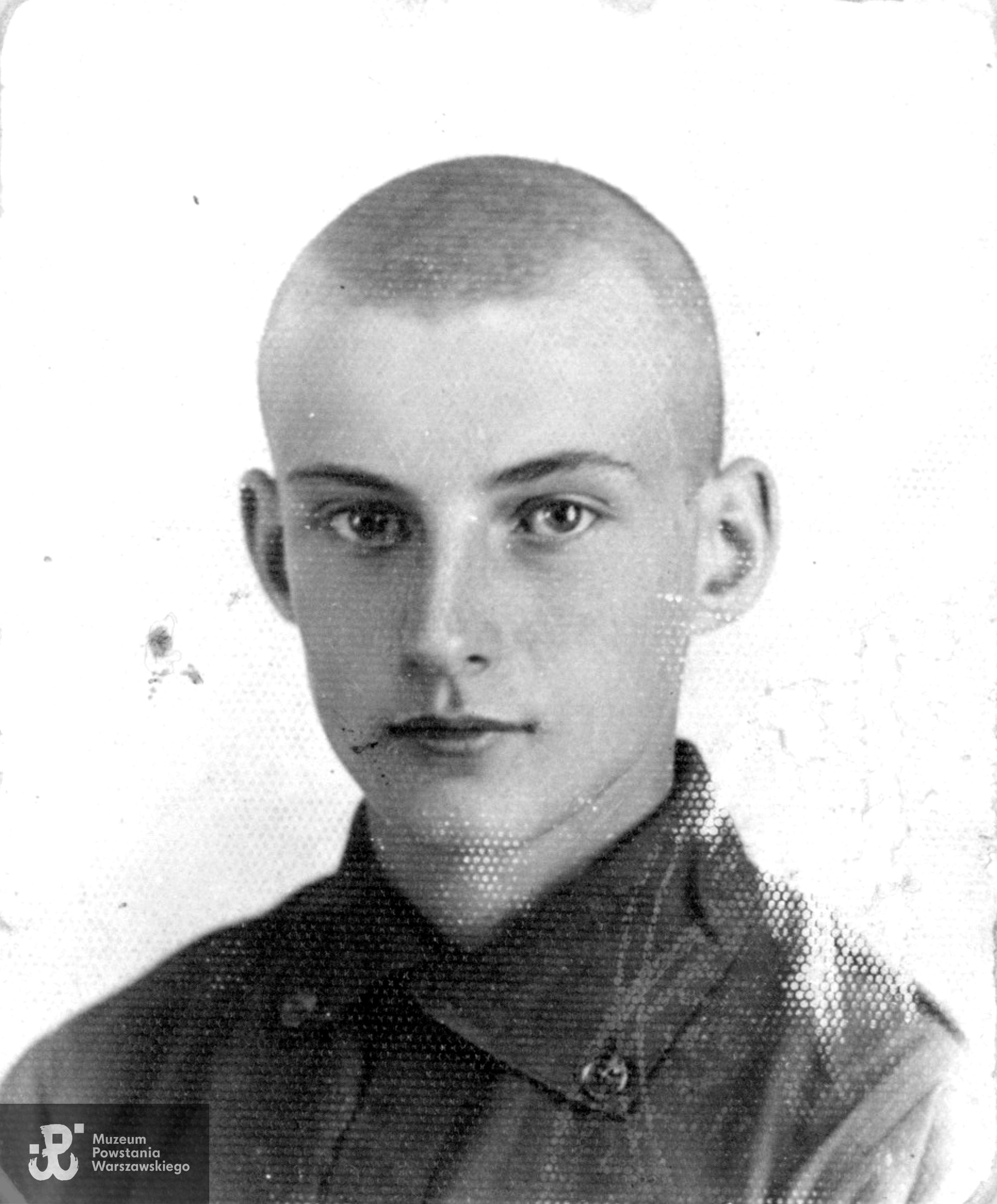 Jan Grzegorz Białecki w wieku 13 lat. Fot. ze zbiorów rodzinnych, udostępnili p. Jan Białecki i p. Elżbieta Frontczak z domu Białecka. Skany wykonano w Muzeum Powstania Warszawskiego