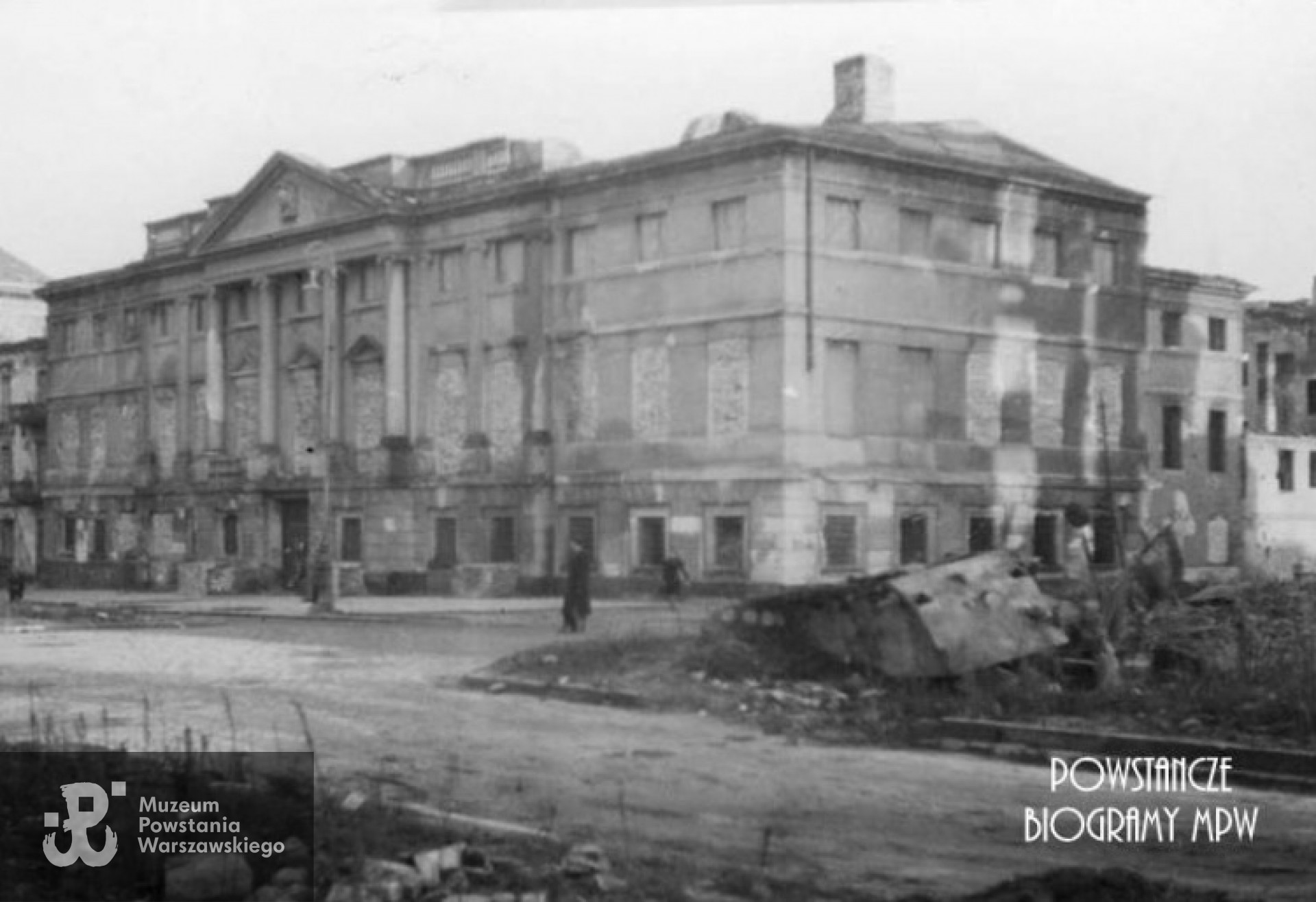 Budynek Ministerstwa Spraw Wewnętrznych przy ulicy Długiej 7 (Pałac Raczyńskich), w Powstaniu działał w nim Centralny Szpital Chirurgiczny nr 1.  Fot. wykonane po wojnie, w 1946 roku. Archiwum prywatne Barbary Gancarczyk