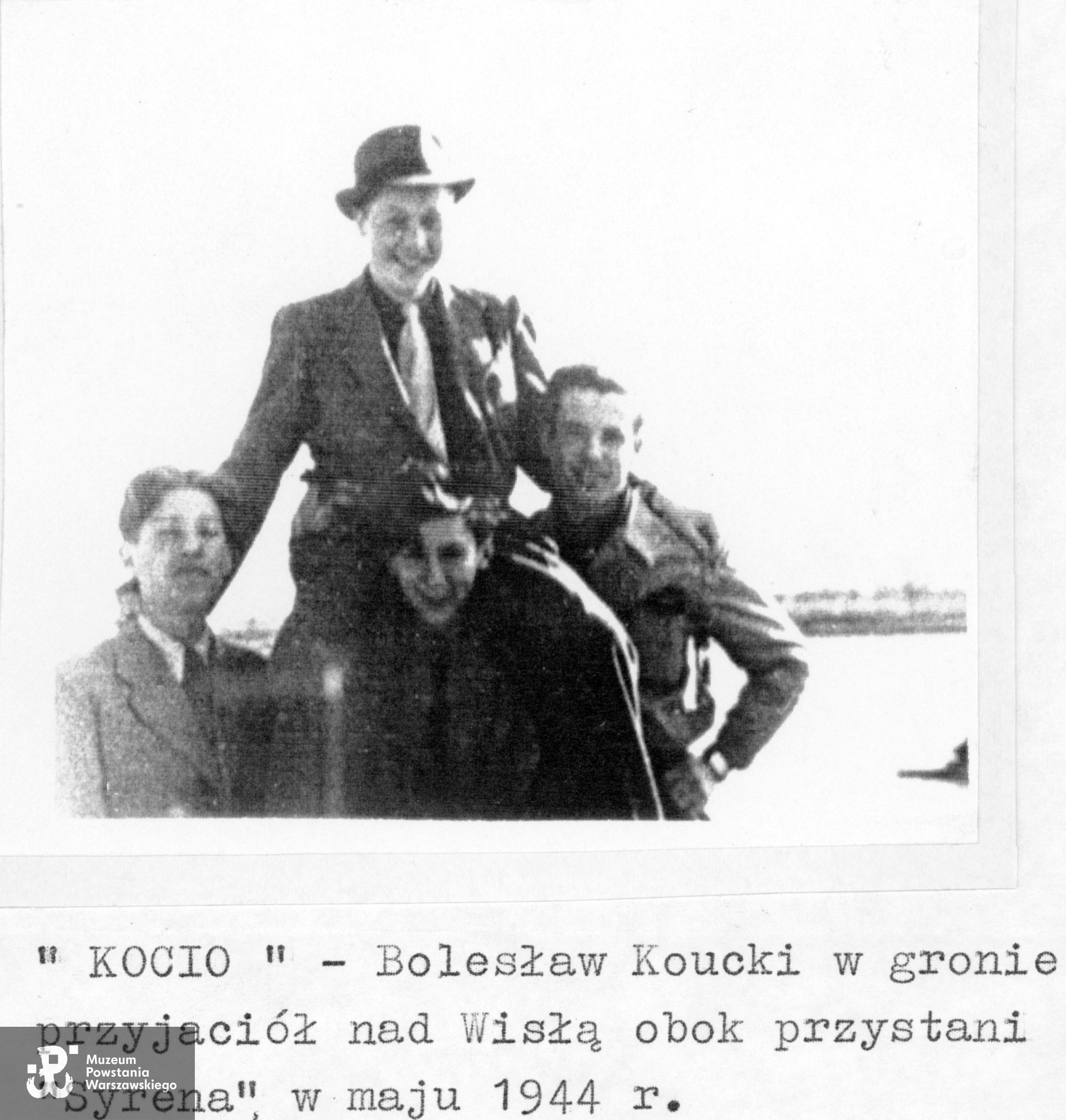 Fotografia wykonana przed Powstaniem Warszawskim w maju 1944 roku: 22-letni Bolesław Koucki „Kocio” w gronie przyjaciół nad Wisłą obok przystani „Syrena". Fot. materiały do Słownika Uczestników Powstania Warszawskiego - zasób Pokoju Kombatanta MPW, kwerenda BUW