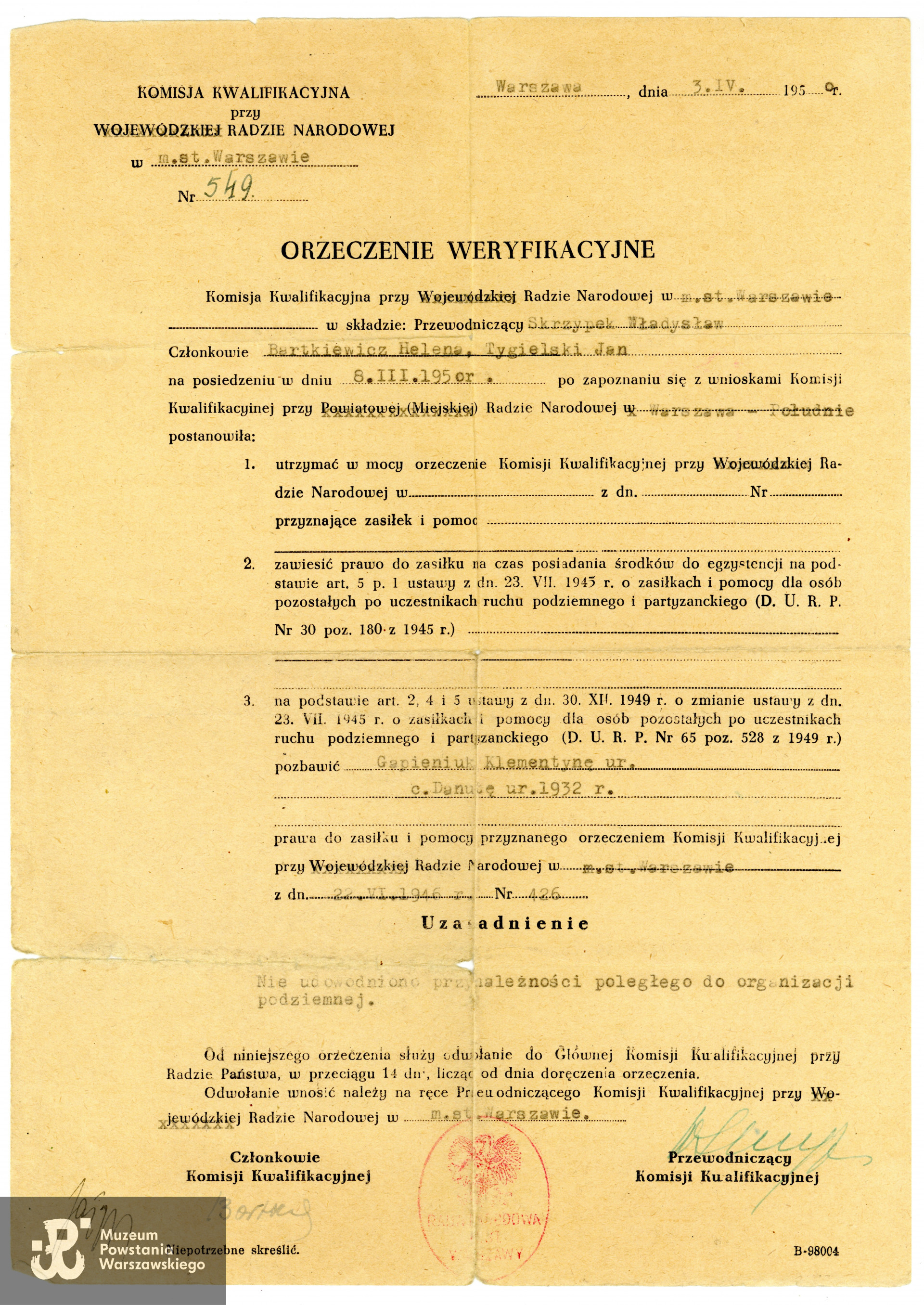 Orzeczenie weryfikacyjne wystawione przez Komisję Kwalifikacyjną przy Wojewódzkiej Radzie Narodowej pozbawiające Klementynę Gapieniuk i jej córkę Danutę (rocznik 1932, sierotę po Wacławie Gapieniuku) prawa do zasiłku. W uzasadnieniu napisano,  [sic!], że nie udowodniono przynależności poległego Wacława Gapieniuka do organizacji podziemnej. Dokument stojący w sprzeczności z legitymacją wystawioną przez Armię Krajową na okres Powstania. Ze zbiorów rodzinnych, udostępnił p. Andrzej Gapieniuk