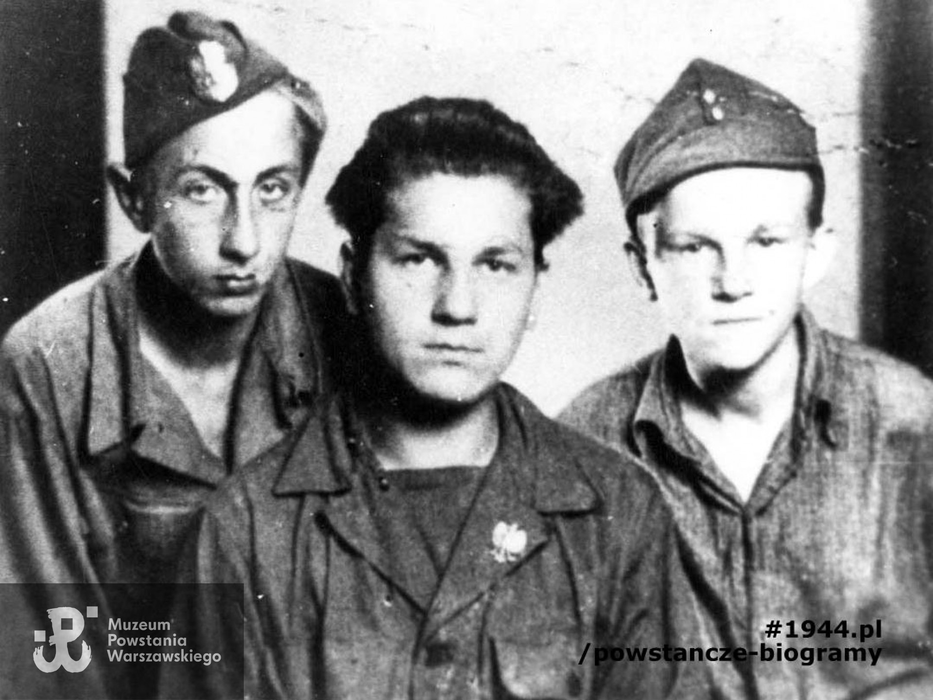 Od lewej: Włodzimierz Kopydłowski "Żyd", powstaniec NN (Kolasiński "Barry" ?) i Zygmunt Jan Obiesło "Zygmuś". Fot. ze zbiorów Muzeum Powstania Warszawskiego.