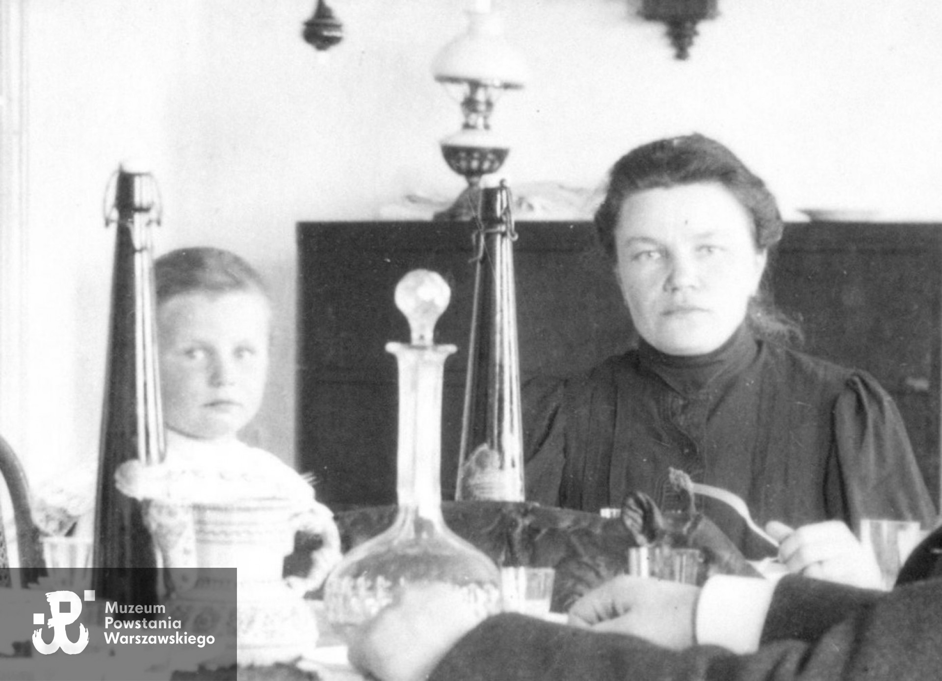 Powiększony fragment szerszego ujęcia, sala jadalna w majątku  w Hołuzji na Wołyniu, z prawej Konstancja z Zaleskich Konopacka - matka Ireny, z lewej mała Irena. Fot. z archiwum rodziny Semadenich, do wykonania kopii udostępnił p. Zbigniew Semadeni.