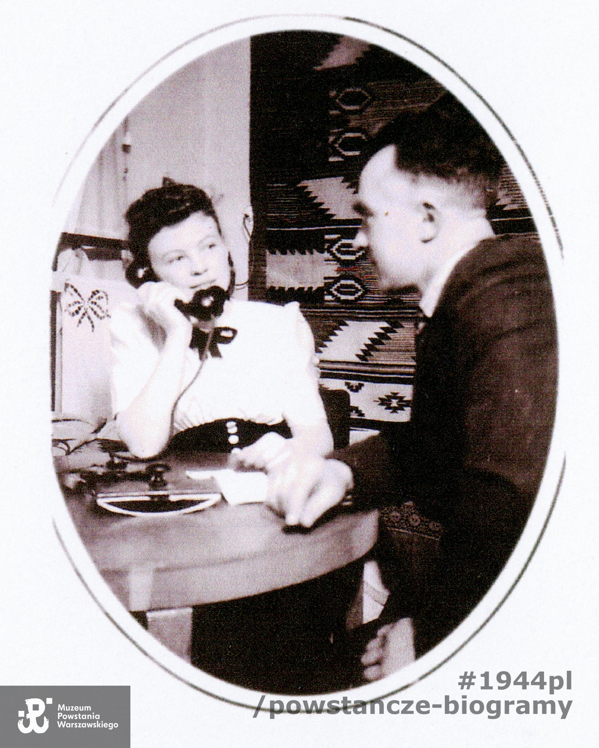 Z ojcemi nieczynnym telefonem. Fotografia zamieszczona we wspomnieniach   "Urodziłam się na Cytadeli"  (MPW-zbiory P/7761/13)