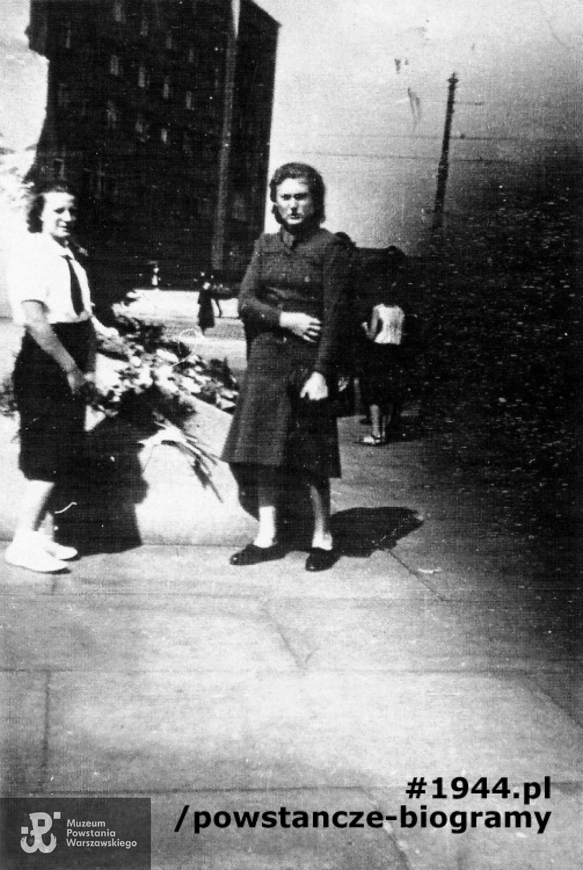 15 sierpnia 1940  - po złożeniu kwiatów pod Pomnikiem Lotnika na pl Unii Lubelskiej Na zdjęciu obok Zofii Jastrzębskiej  - Halina Oględzka. Fot. wykonała Maria Urbas. Zdjęcie z archiwum rodzinnego córki