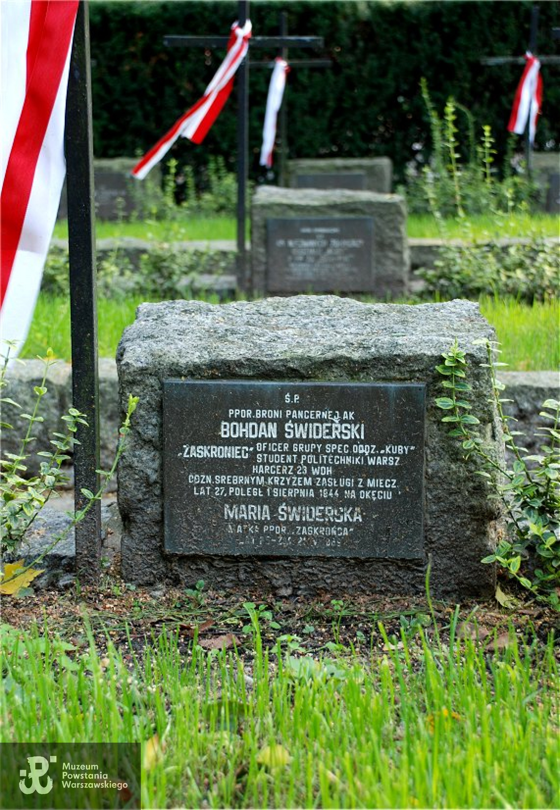 Grób Bohdana Świderskiego ps. Zaskroniec i jego matki Marii na Powązkach Wojskowych w Warszawie. Fot. Wikipedia, domena publiczna