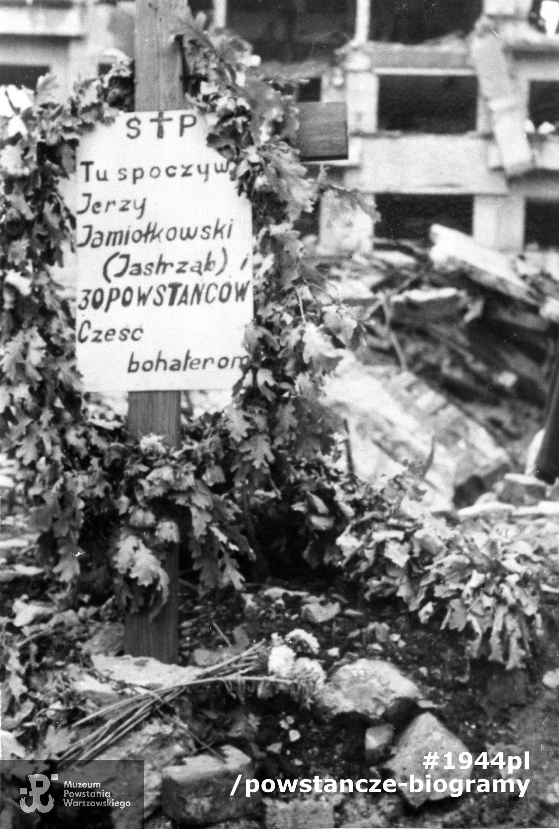 Warszawa, 1945. Plac Trzech Krzyży. Miejsce pochówku kpr. Jerzego Jamiołkowskiego "Jastrzębia" i 30 innych Powstańców. W tle ruiny domu przy ulicy Wiejskiej róg Prusa XI. Autorem zdjęcia jest Zbigniew Grochowski. Ze zbiorów Muzeum Powstania Warszawskiego, sygn. MPW-IP/2726