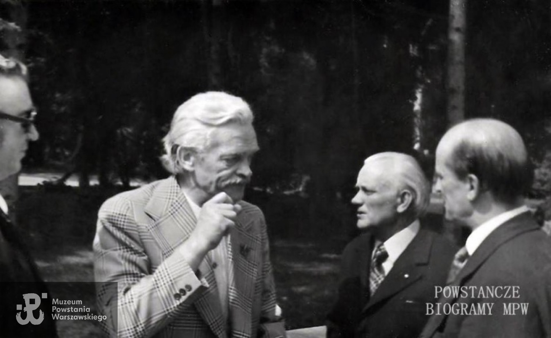 Rocznica Powstania Warszawskiego - lata 70. Cmentarz  "Powązki Wojskowe" - kwatera OWKB AK (B-28). Fot. <i>Powstanie Warszawskie - Batalion KB Nałęcz</i>