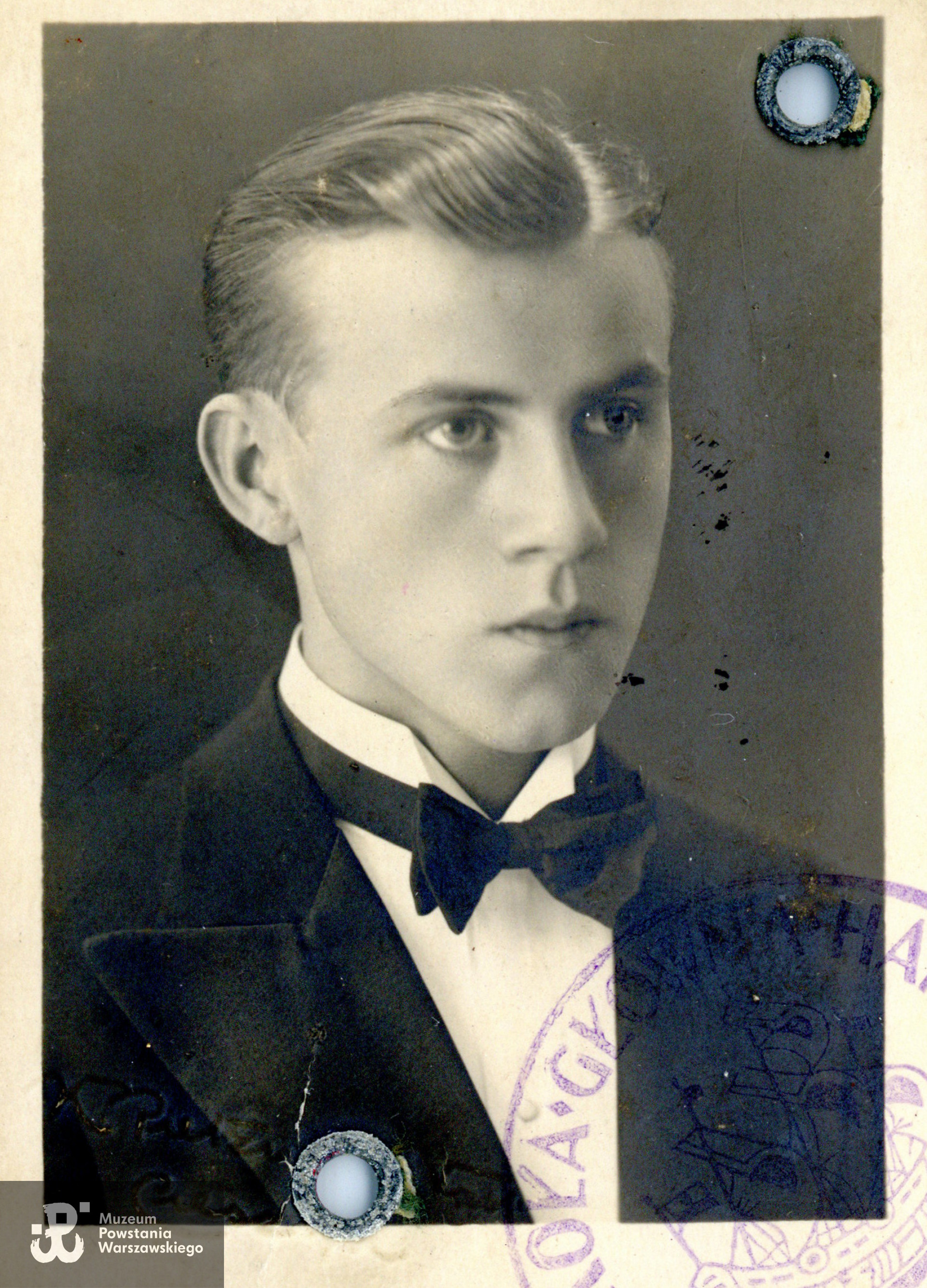 strz. Adolf Kaleta "Znicz" jako student Szkoły Głównej Handlowej, 1933 rok. Fot. z indeksu studenckiego, ze zbiorów rodzinnych,  udostępniła wnuczka Powstańca, Pani Marta Spychalska, skan wykonano w Muzeum Powstania Warszawskiego, 07/2023