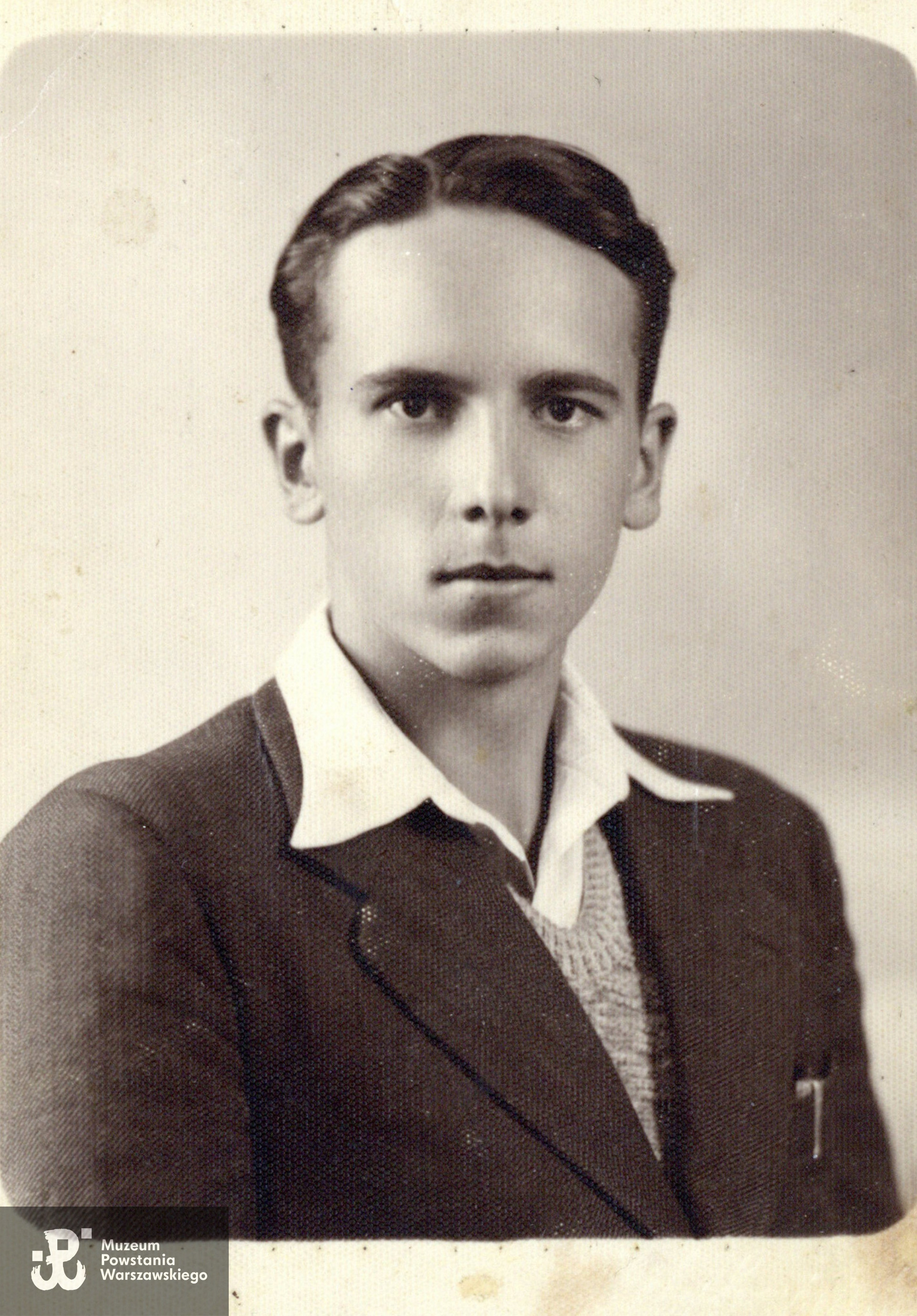 Fotografia portretowa, ok. 1943-1944. Fot. ze zbiorów rodzinnych,  udostępniły  p. Dorota Zbiegniewska-Lech i p. Anna Zbiegniewska-Lis, siostrzenice Powstańca. Skany wykonano w Muzeum Powstania Warszawskiego w lutym 2024 r. 