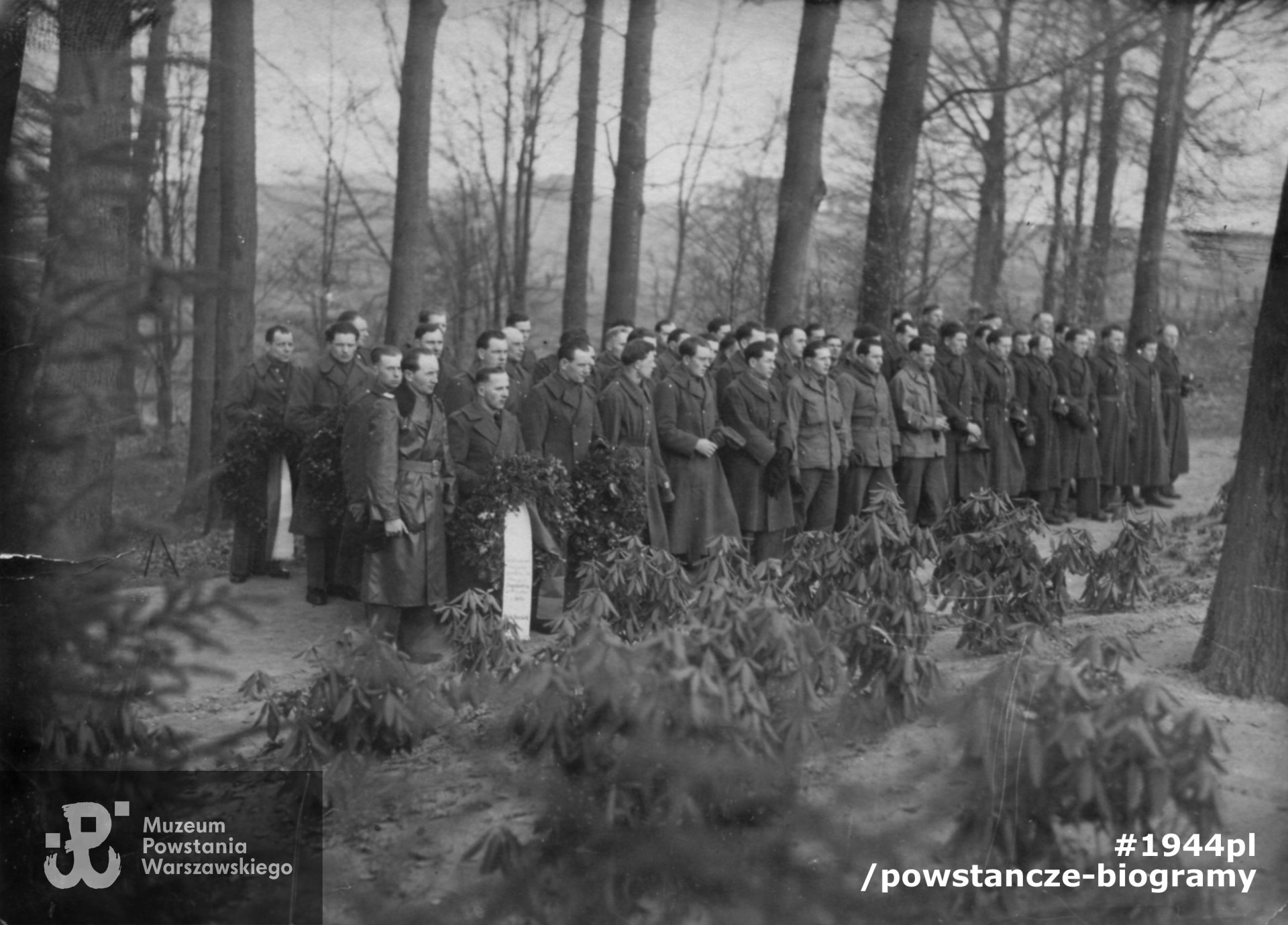 Herford  w Niemczech (Nadrenia Północna-Westfalia) - wyzwoleni polscy jeńcy podczas pogrzebu jednego ze zmarłych kolegów, 1945/1946 rok. Fot. z archiwum rodzinnego p. Kazimierza Styczyńskiego