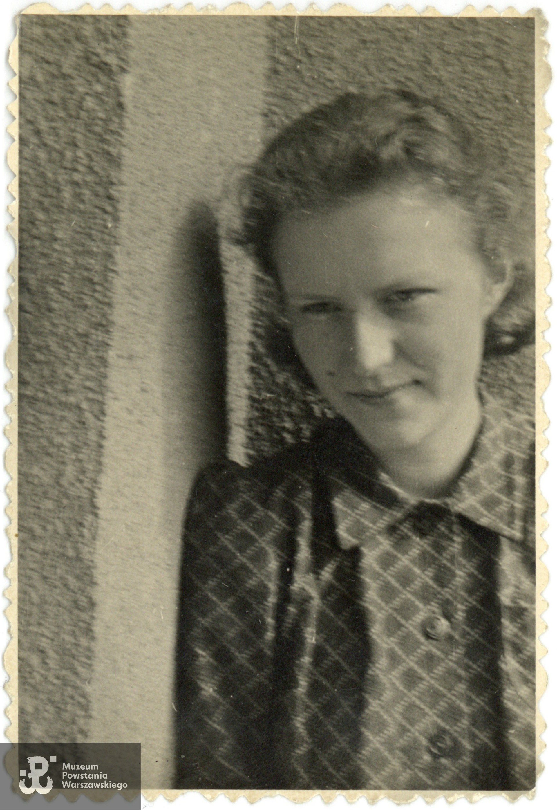 Irena Maria Jarnuszkiewicz „Renia”, „Paproć". Fotografia wykonana  ok. 1944 roku.  Ze zbiorów rodzinnych, udostępniła p. Maria Łempicka