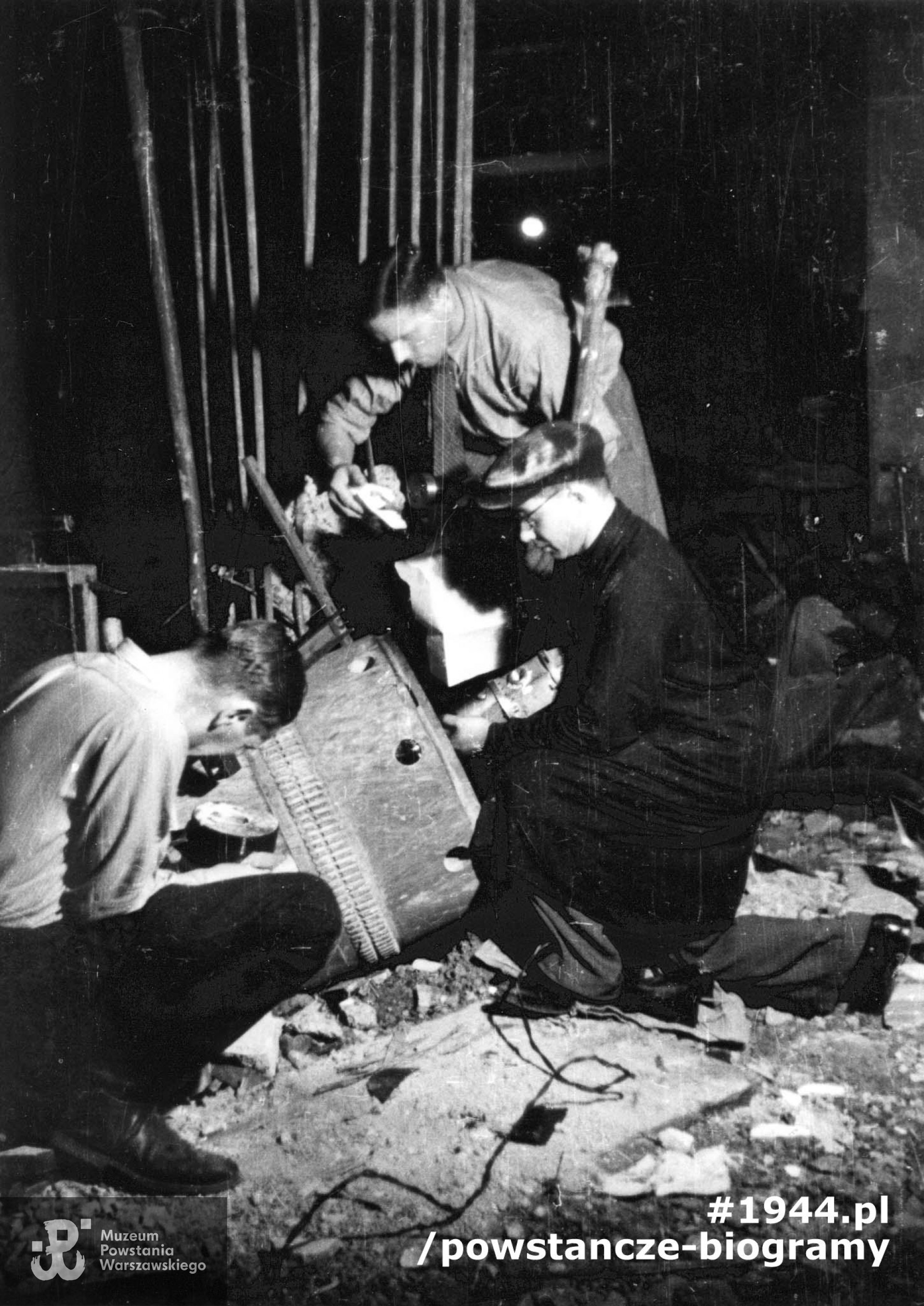 Od lewej: st. sierż. Józef Gorzkowski "Szczepcio", st. sierż. Tadeusz Fabjanowicz "Fabian", w głębi stoi ppor. Stanisław Dutkiewicz "Pillert" Fotografia  autorstwa Eugeniusza Lokajskiego „Broka”, zbiory Fototeki  MPW, sygn.  MPW-IN/380.  Prawa autorskie: MPW