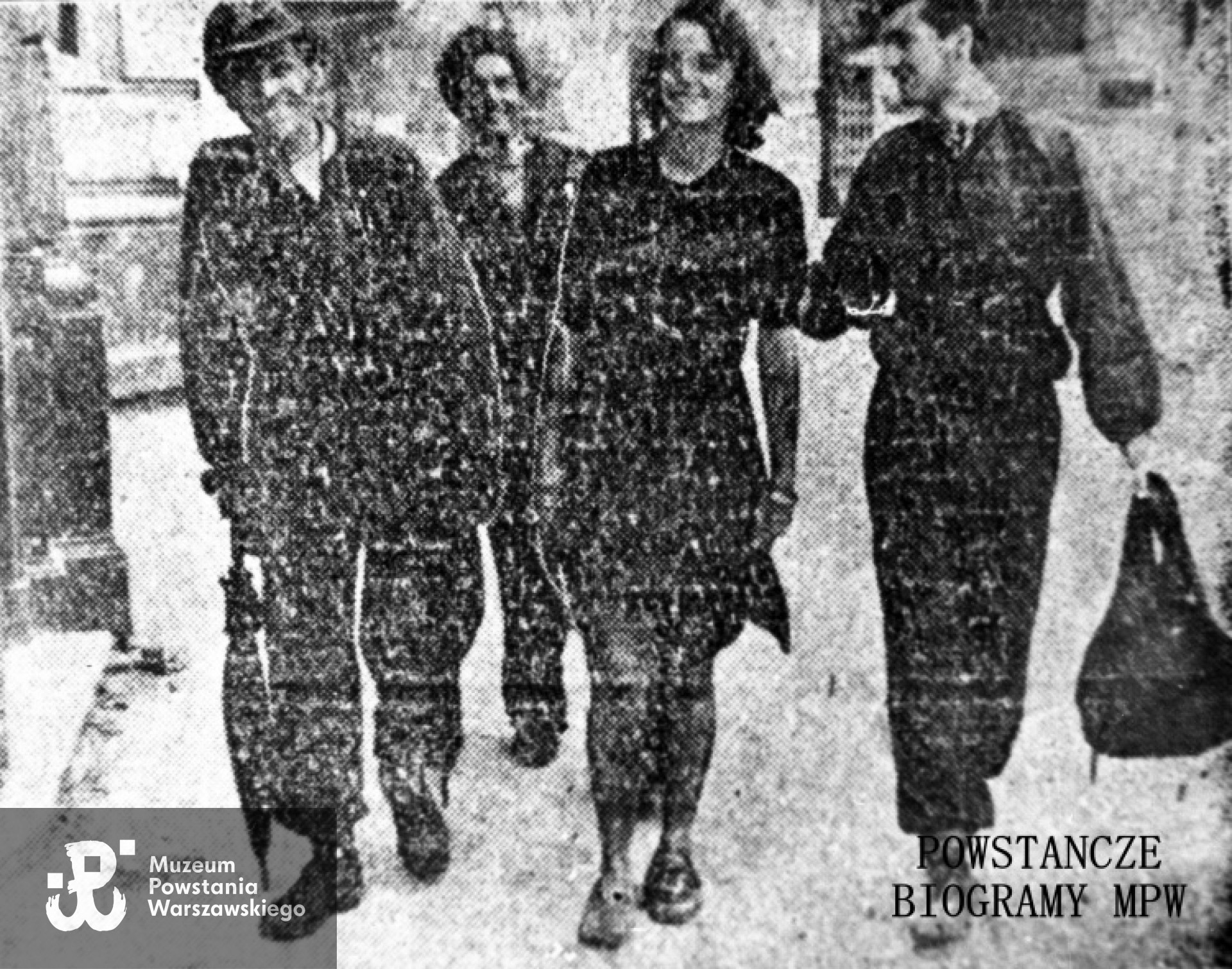 Fotografia z Powstania Warszawskiego. Bożenna Zabłotniak i jej koledzy po wyjściu z kanałów. Fot. ze zbiorów Muzeum Powstania Warszawskiego, sygn. MPW-IH/982