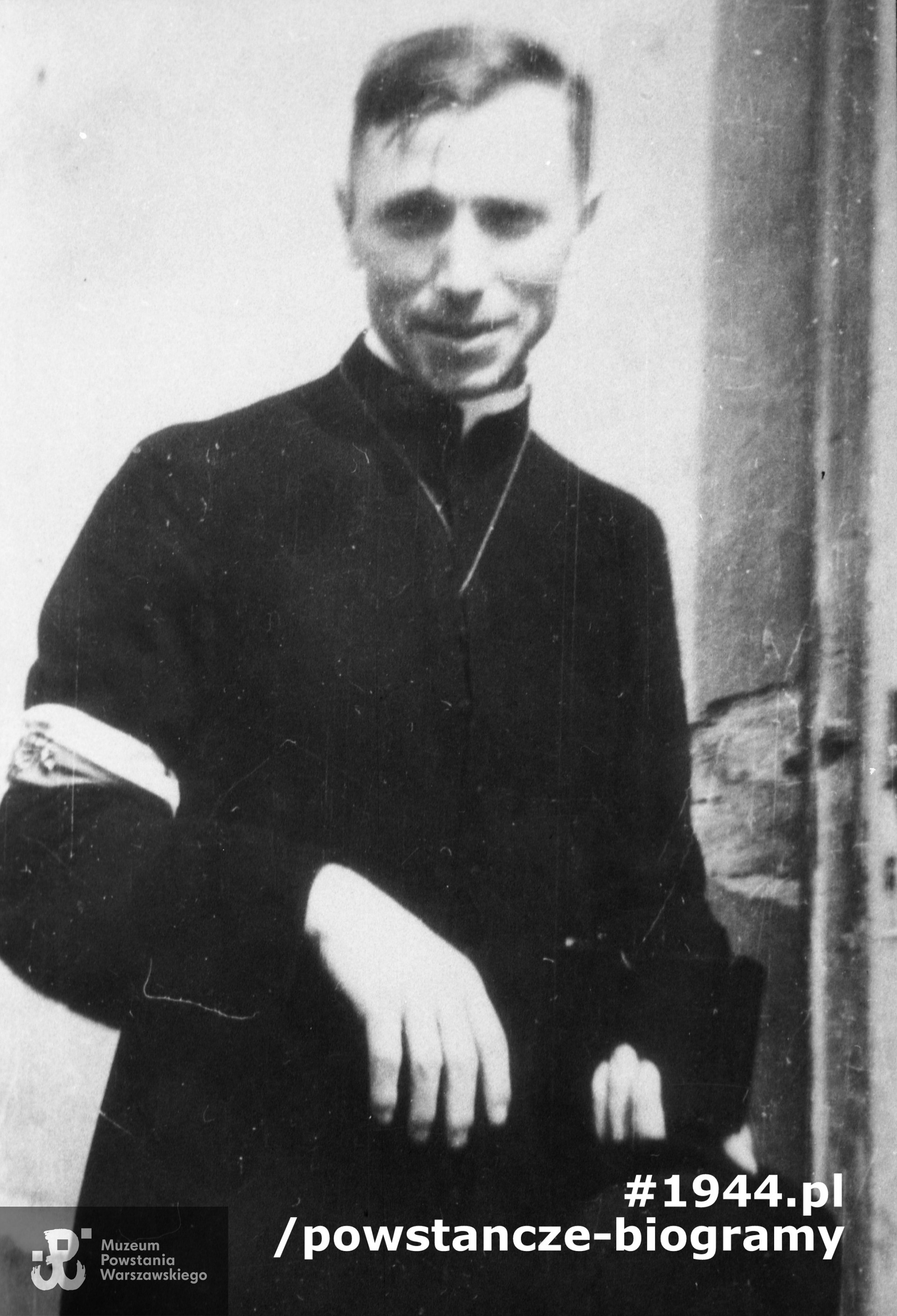 Ks. Józef Sieradzan "Marian" - kapelan zgrupowania "Żmija" - fotografia z okresu Powstania Warszawskiego, autor nieznany. Ze zbiorów Muzeum Powstania Warszawskiego, sygn. MPW-IH/2134