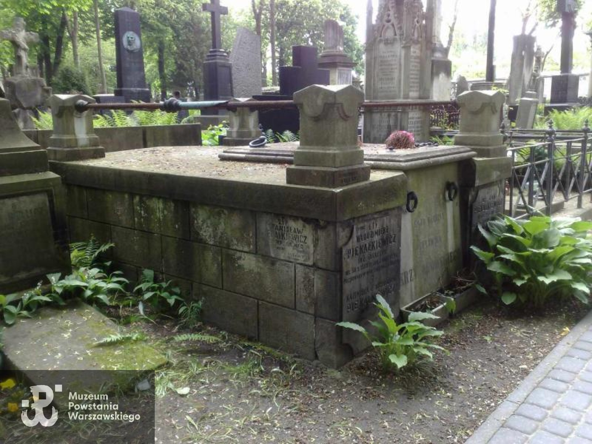 Mogiła symboliczna na Starych Powązkach, Kwatera 25, rząd 1, miejsce 14-15.   Fot. Warszawskie Zabytkowe Pomniki Nagrobne:  serwis mapowy m. st. Warszawy: <i>cmentarze.um.warszawa.pl</i>