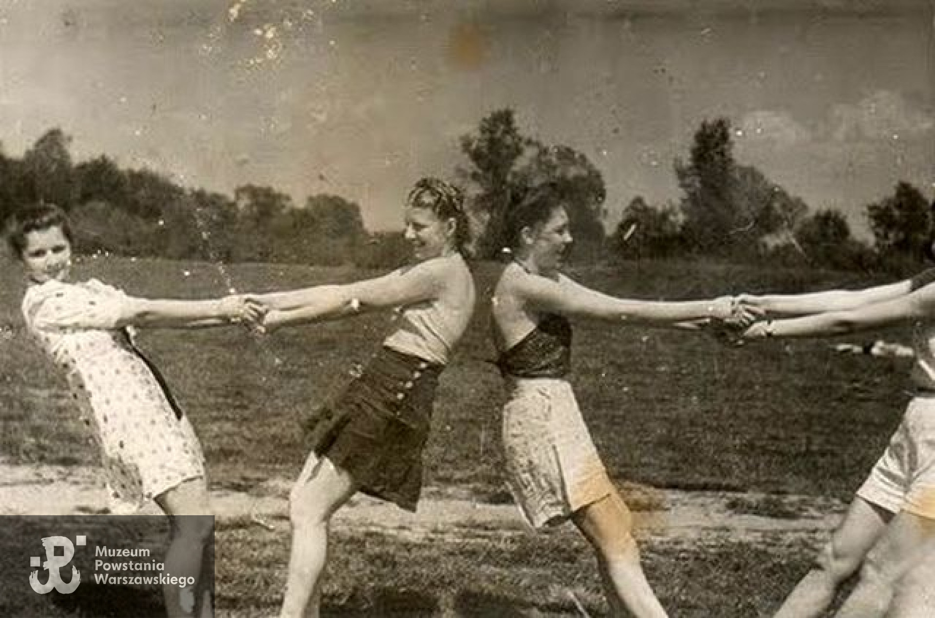 Wanda Bobrowska pierwsza od lewej. Ze zbiorów Anny Leskiewicz / Archiwum 2. HBAP "Żbik"