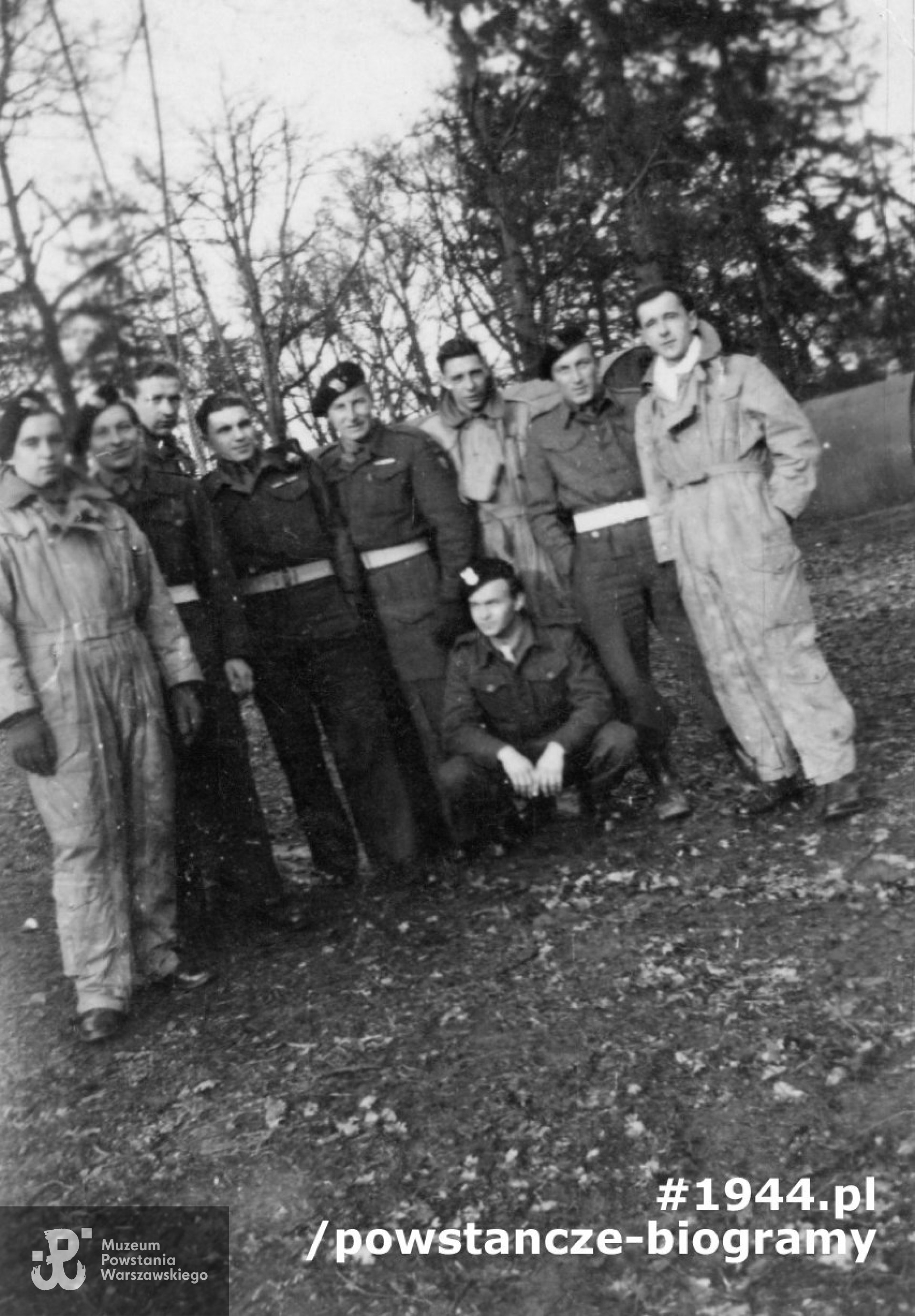 Fotografia z okresu służby w PSZ. Stanisław Nowakowski - drugi od prawej.  Ze zbiorów rodzinnych,  p. Marii i  Wojciecha Łękawskich
