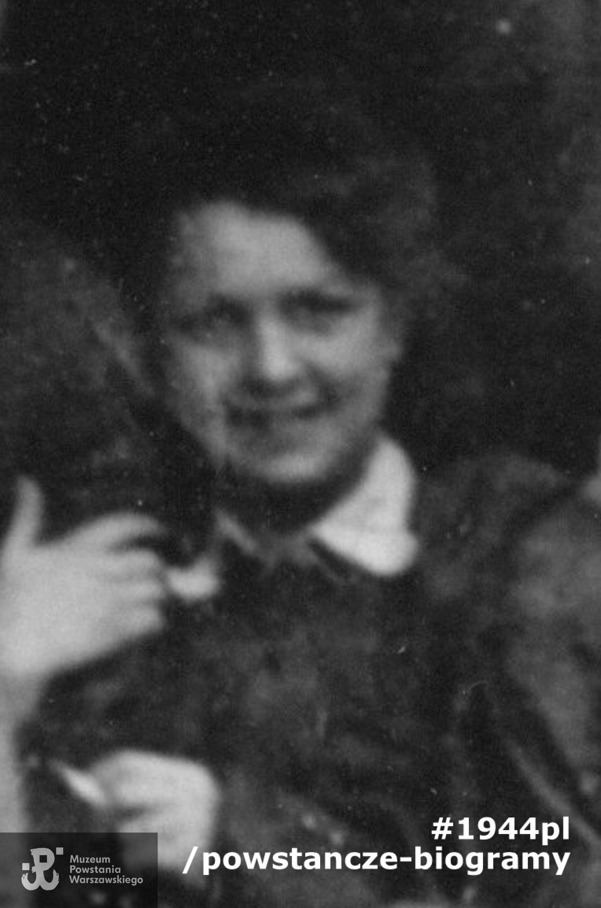 Czesława Urszula Tarnawska  "Nina" na fotografii wykonanej w czasie Powstania Warszawskiego w Śródmieściu przy ulicy Zgoda 9.   Powiększony fragment szerszego ujęcia. Ze zbiorów prywatnych p. Czesławy Sielskiej ps. Nina 