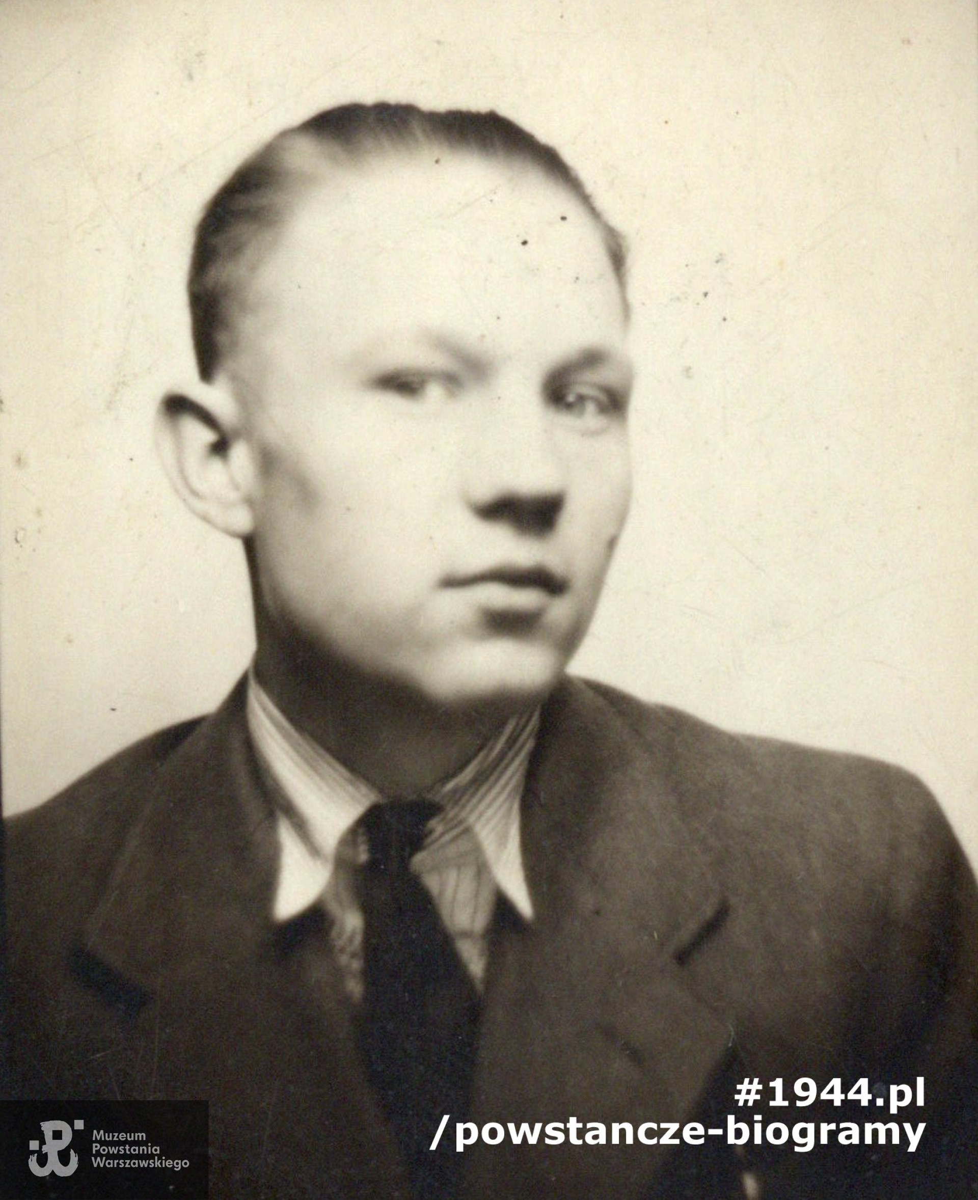 Rajmund Janczyk ps. "Ren" (1925-1944). Fotografia z  dokumentów z okresu okupacji niemieckiej. Z archiwum rodzinnego udostępniło rodzeństwo: p. Apolonia Maruszak z domu Janczyk i p.  Jan Janczyk