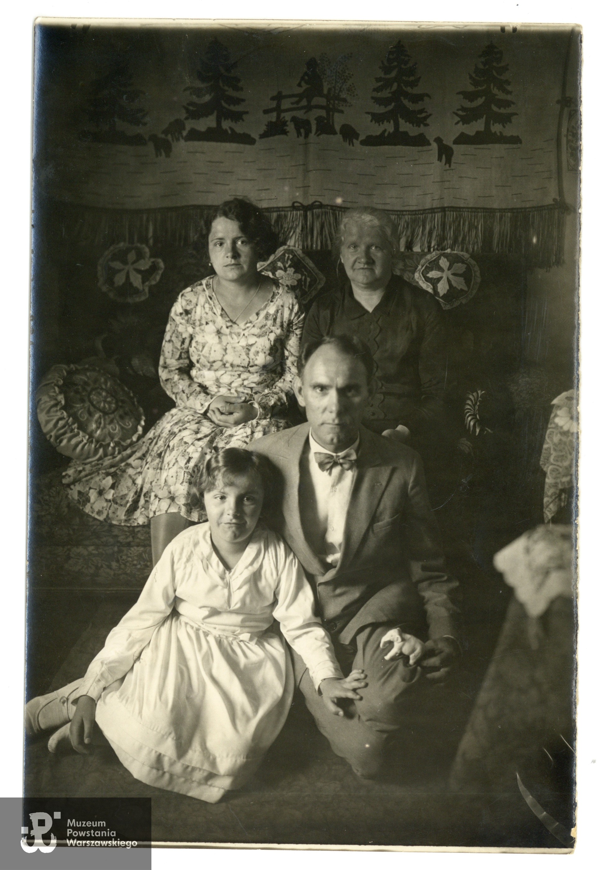 Irena Wełna wraz z rodziną, fotografia przedwojenna, prawdopodobnie wykonana w Stołpcach. Fot. ze zbiorów rodzinnych p. Macieja Zawiejskiego.  Skan wykonano w Muzeum Powstania Warszawskiego, 01/2026