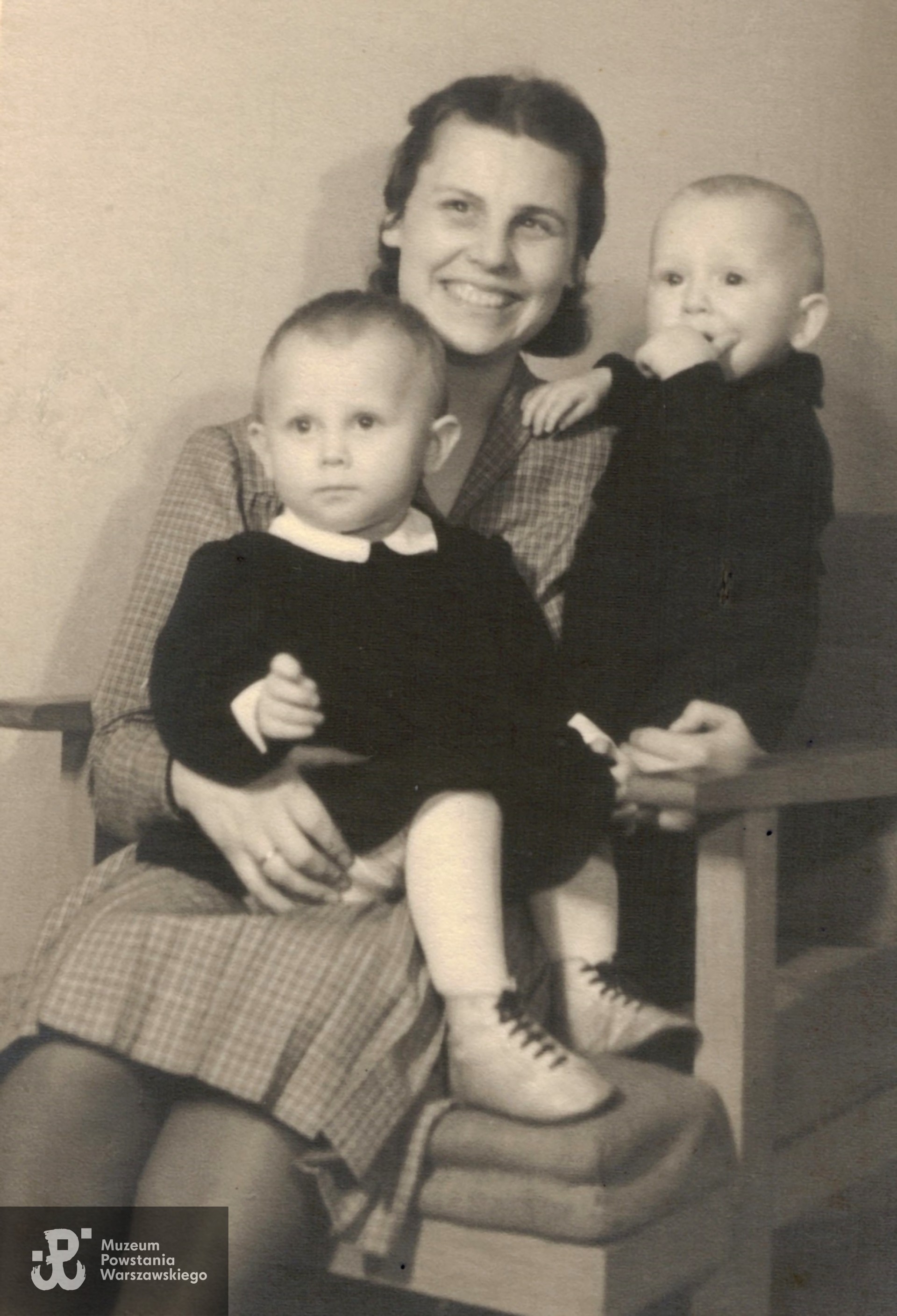 Fotografia z okresu okupacji niemieckiej wykonana w mieszkaniu na Dobrej 22, 1944 rok. Na zdjęciu Irena Kubiak z dziećmi: córką Jolantą i starszym synem Wojciechem. Fot. ze zbiorów rodzinnych, skan udostępnił p. Jan Szubski, wnuk.