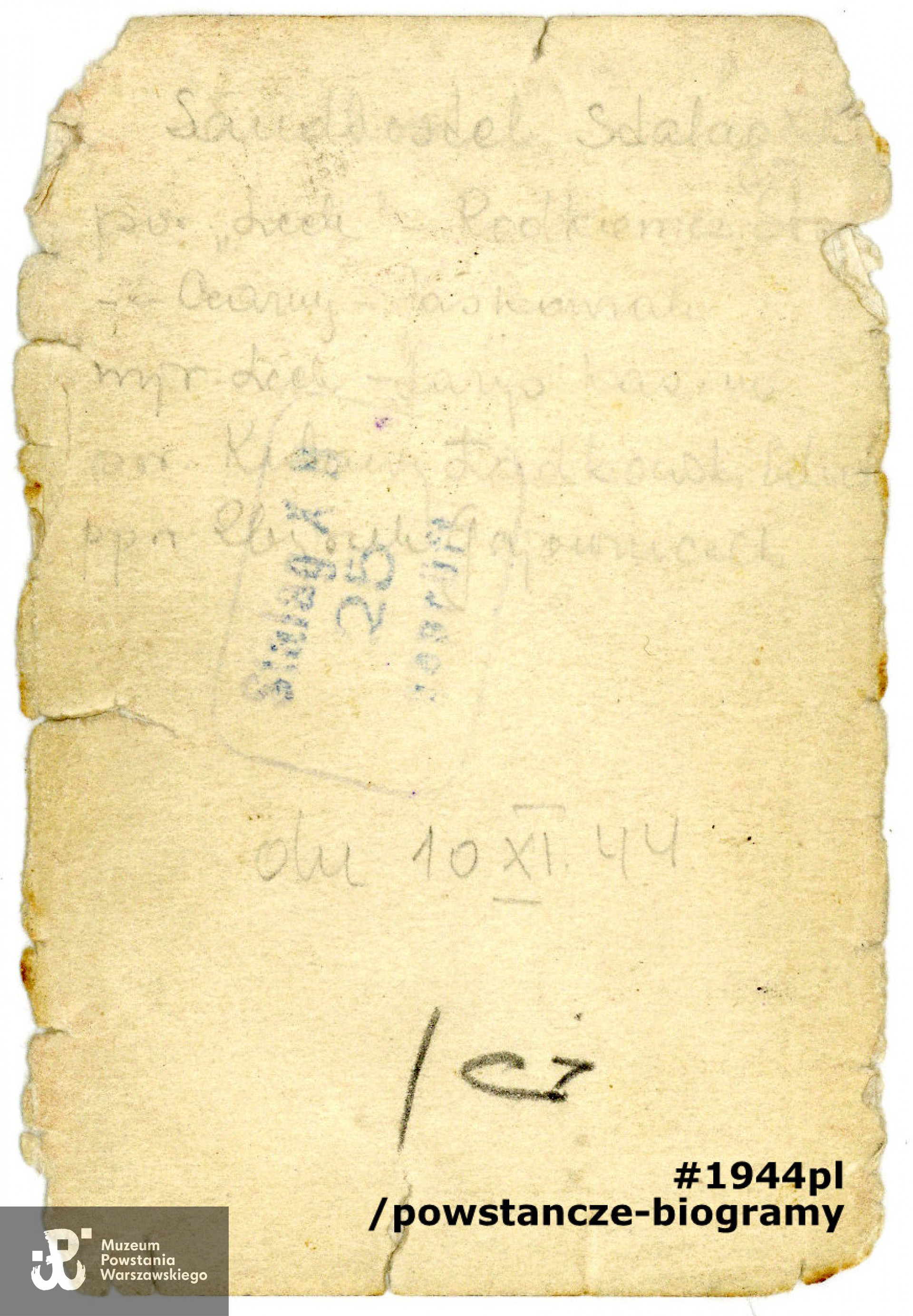 Fotografia wykonana w obozie jenieckim Stalag X-B  Sandbostel, 10.11.1944 r. Rewers z opisem wykonanym ołówkiem. Fot. ze zbiorów Muzeum Powstania Warszawskiego, sygn.  P/9525/21