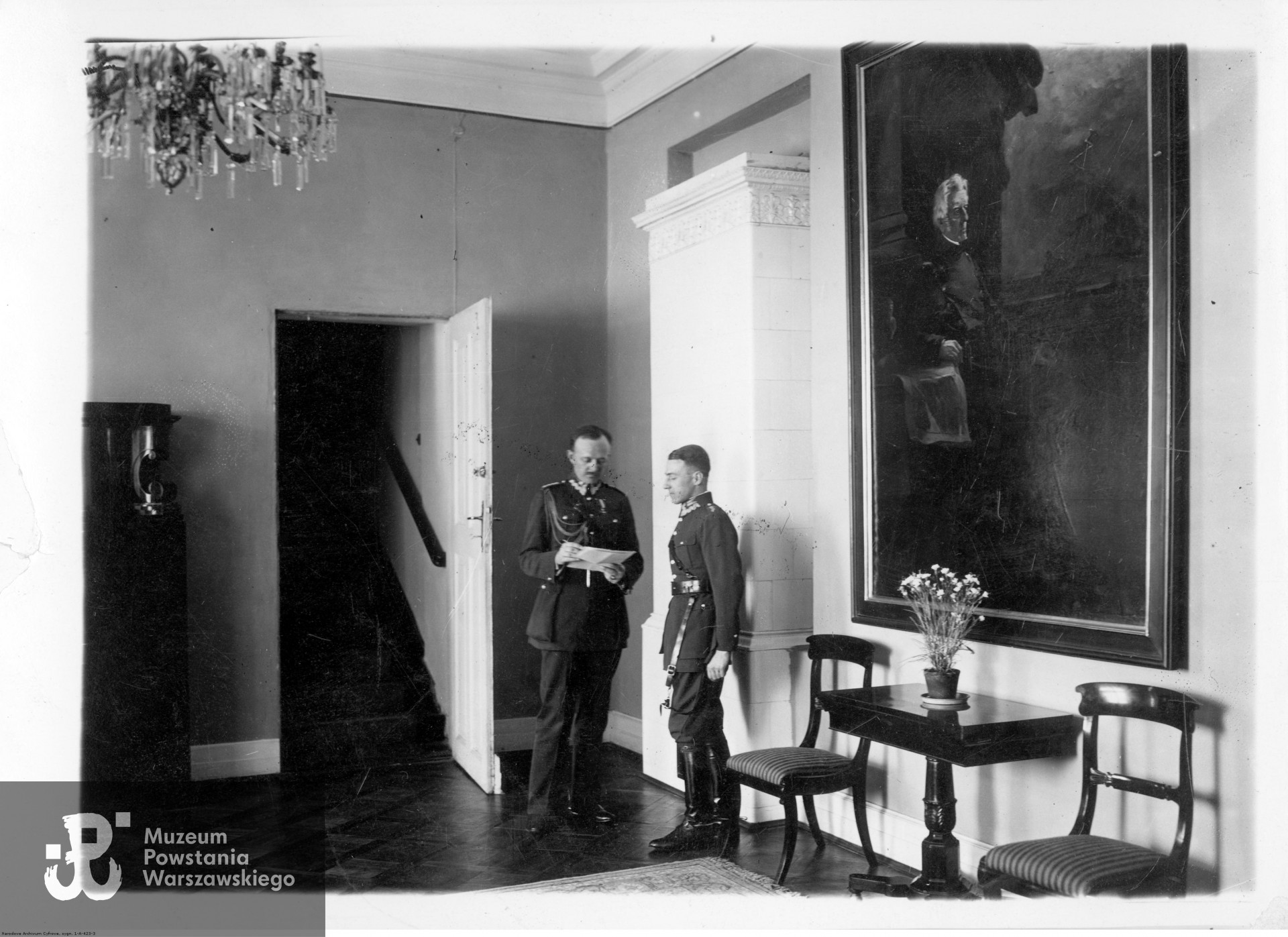 Adiutanci Józefa Piłsudskiego porucznik Emil Vacqueret (z prawej) i major Adam Grocholski podczas pełnienia służby w Belwederze, zbiory NAC, Koncern Ilustrowany Kurier Codzienny - Archiwum Ilustracji, Sygnatura: 1-A-423-3