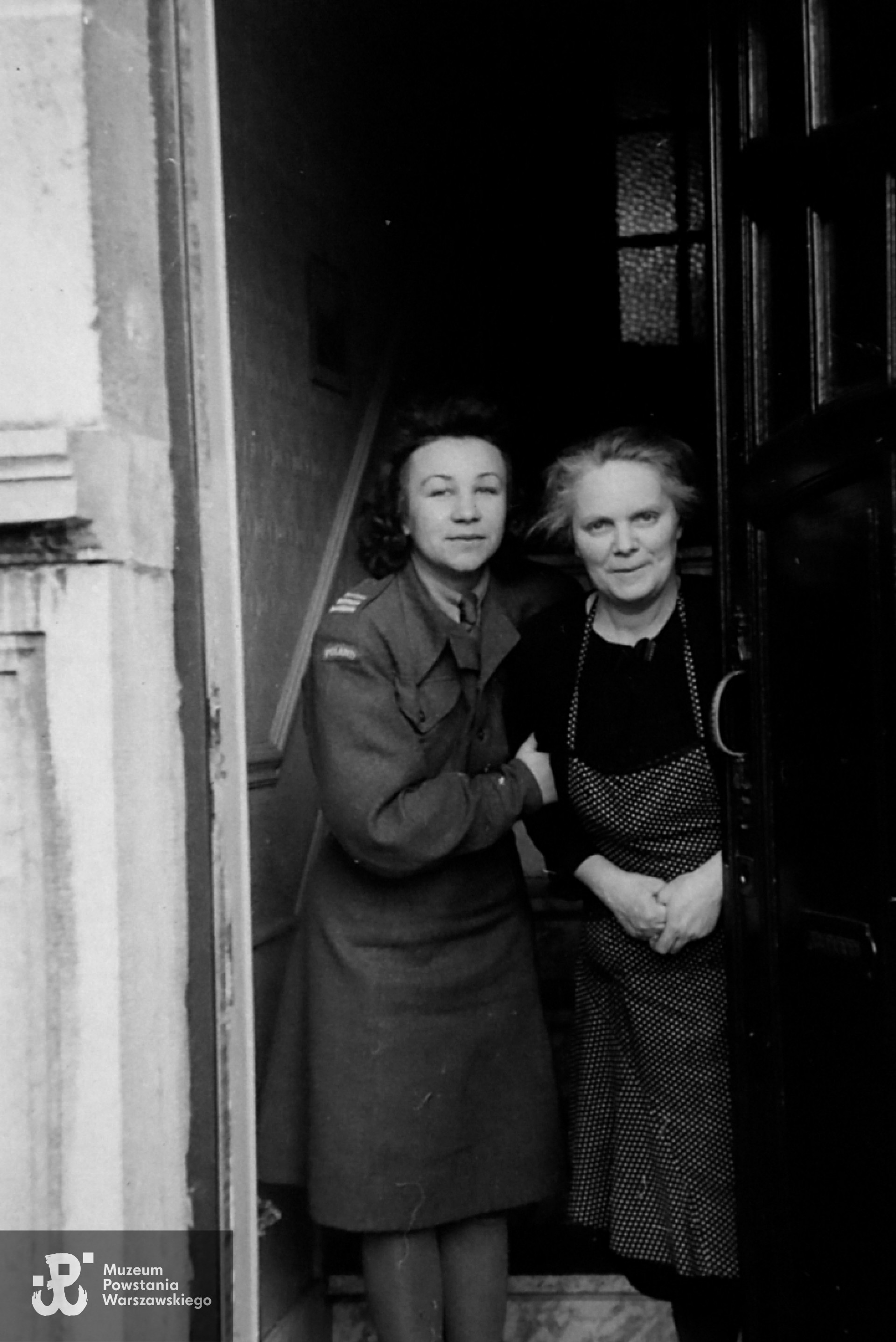 Janina -  po lewej, w mundurze PSZ,  z właścicielką mieszkania w Brukseli, gdzie  mieszkała podczas służby po wyzwoleniu z obozu jenieckiego. Fot. z archiwum rodzinnego p. Janiny Szczepańskiej - Wścieklicy, fotografia opublikowana na stronach projektu "Archiwum Emigranta" -  Muzeum Emigracji w Gdyni <i> archiwumemigranta.pl.</i>