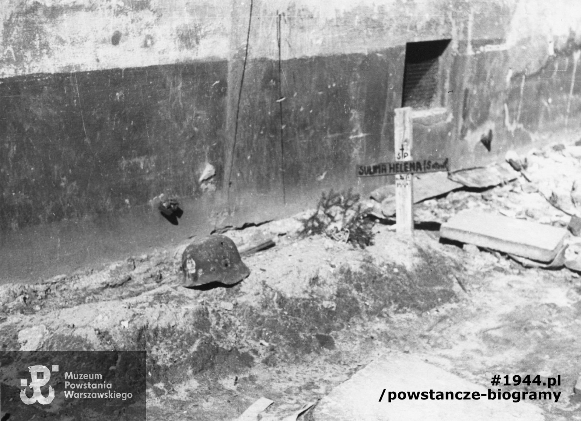 Zdjęcie autorstwa Eugeniusza Hanemana wykonane na Starym Mieście w styczniu 1945 roku - grób sanitariuszki Heleny Sulimy z czasu Powstania Warszawskiego. Fot. ze zbiorów Muzeum Powstania Warszawskiego, sygn. MPW-IP/8093 oraz MPW-IP/8275