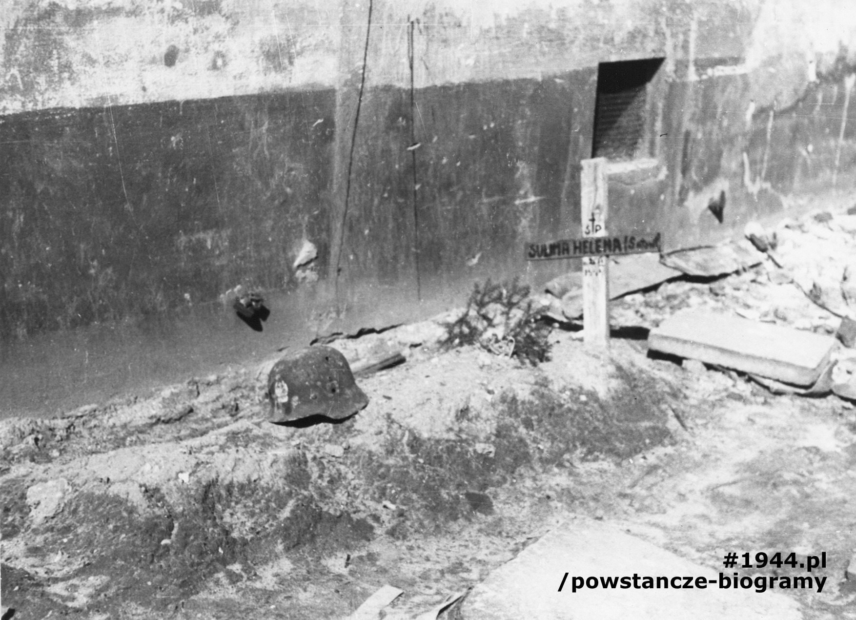 Zdjęcie autorstwa Eugeniusza Hanemana wykonane na Starym Mieście w styczniu 1945 roku - grób sanitariuszki Heleny Sulimy z czasu Powstania Warszawskiego. Fot. ze zbiorów Muzeum Powstania Warszawskiego, sygn. MPW-IP/8093 oraz MPW-IP/8275