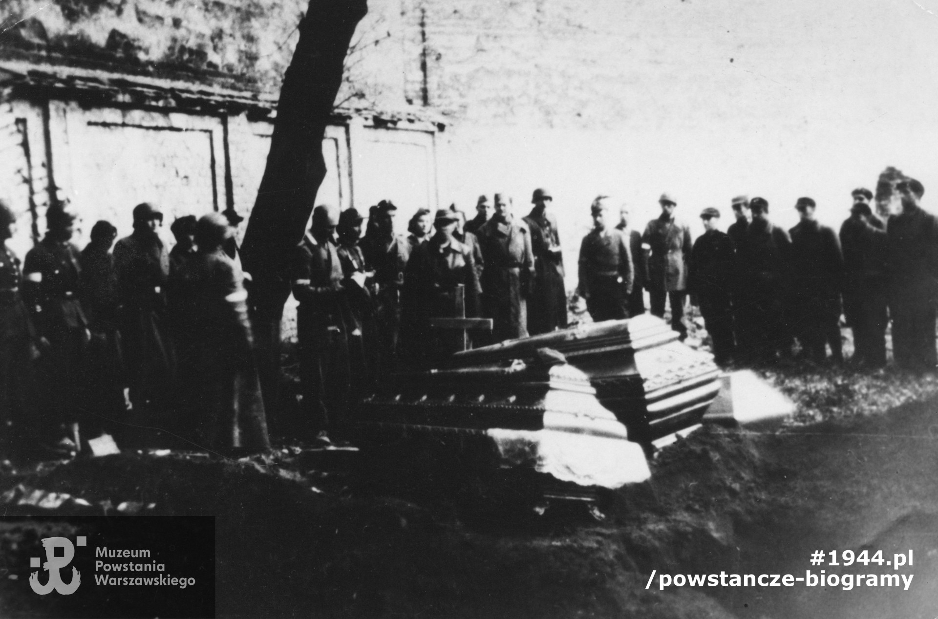 Fotografia z okresu Powstania Warszawskiego pochodząca ze zbiorów rodzinnych p. Mariana Lewandowskiego ps. "Ryś . Miejsce nieustalone. Według informacji przekazanych przez syna Powstańca, wśród uczestników pogrzebu widoczni są na zdjęciu p. Marian Lewandowski  ps. "Ryś" oraz Sabina Lewandowska - Gąsiorowska. Brak bliższych danych na temat daty wytworzenia zdjęcia. Fotografia ze zbiorów Muzeum Powstania Warszawskiego, dar syna Mariana Lewandowskiego