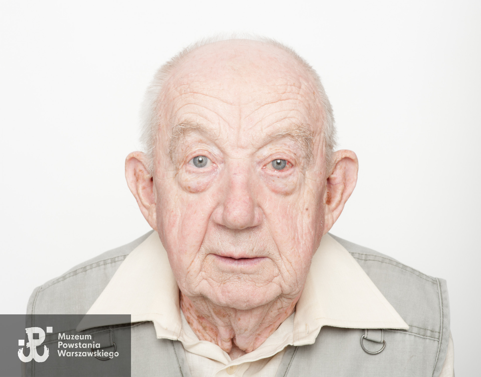 Leszek Korycki "Wrzos". Zdjęcie z serii portretów Powstańców Warszawskich wykonanych w ramach projektu "1944/70/2014" realizowanego przez grupę WWPHOTO dla uczczenia 70. rocznicy wybuchu Powstania Warszawskiego. Muzeum Powstania Warszawskiego, 22.07-04.08 2013.