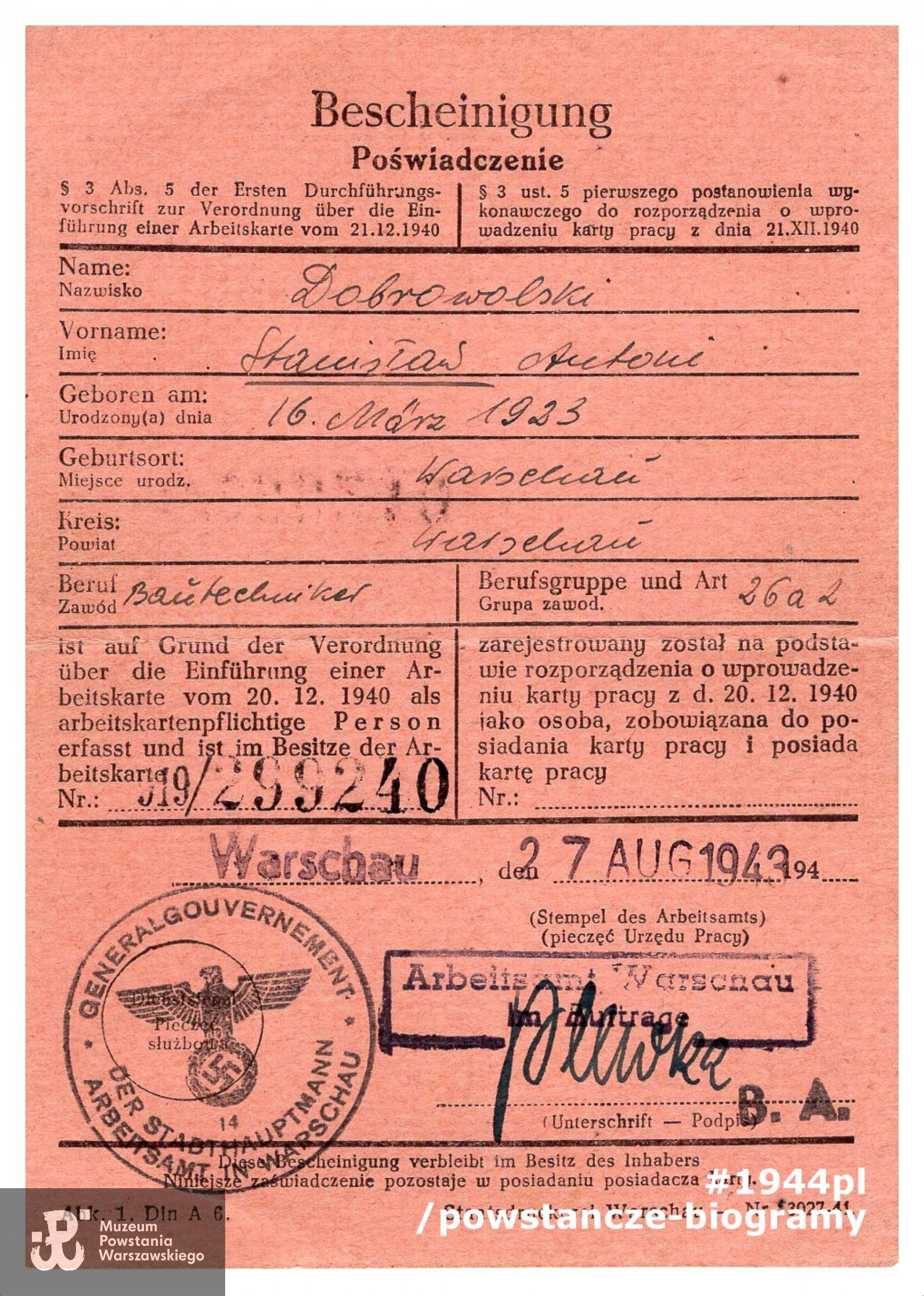 Poświadczenie  (niem. Bescheinigung) o rejestracji w warszawskim Arbeitsamtcie (urzędzie pracy), wystawione na nazwisko Stanisław Antoni Dobrowolski.  Ze zbiorów Muzeum Powstania Warszawskiego,  sygn. MPW-A-6416 (P/6169)