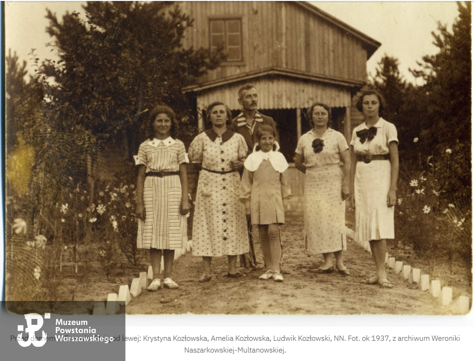 Przed domem w Emowie. Stoją od lewej: Krystyna Kozłowska i jej rodzice:  Amelia Kozłowska, Ludwik Kozłowski. Z prawej  NN. Fot. ok 1937, z archiwum Weroniki Naszarkowskiej-Multanowskiej, źródło: Subiektywna podróż po Linii Otwockiej: Ameliówka – Emów.