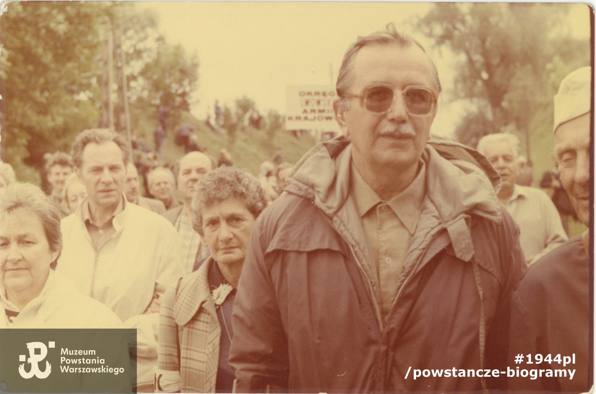 Fotografia archiwalna - 1988 rok, Hanna Stadnik wraz z Tadeuszem Blejarskim i Wojciechem Królikowskim podczas pogrzebu Jana Piwnika „Ponurego”. Fot. z archiwum rodzinnego p. Hanny Stadnik z d. Sikorskiej