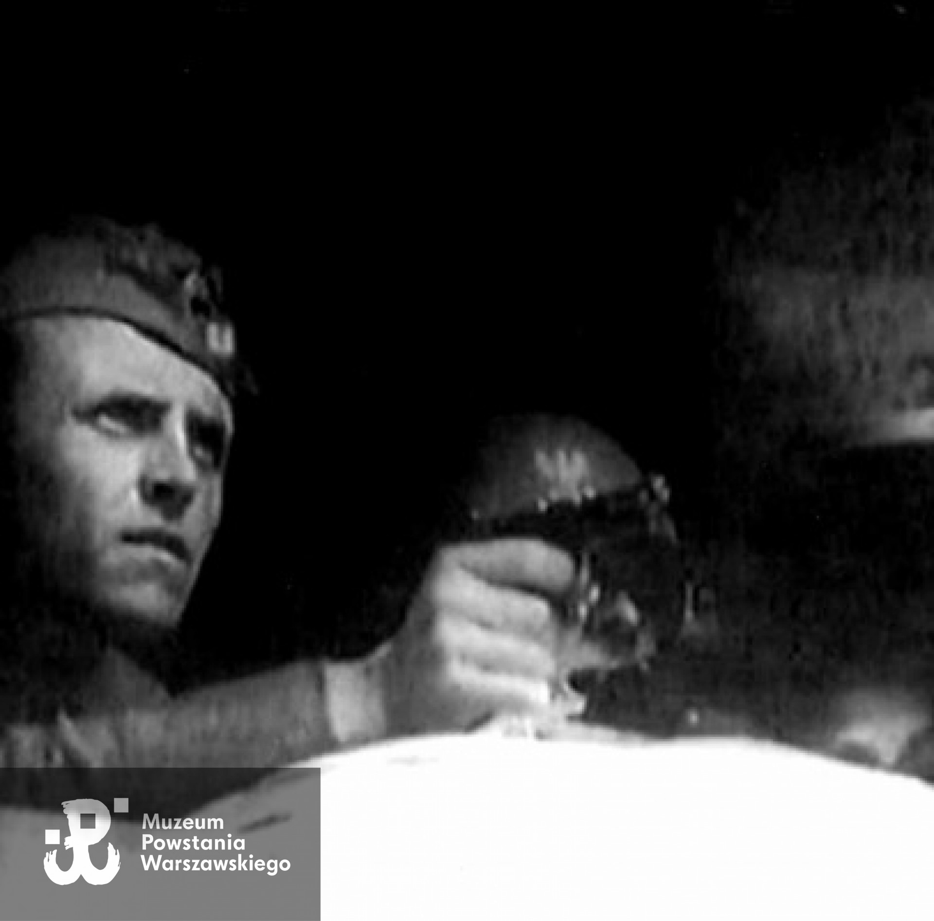 Powstanie Warszawskie - kapral "Bomba" z pistoletem - zdjęcie wykonano przed zranieniem.