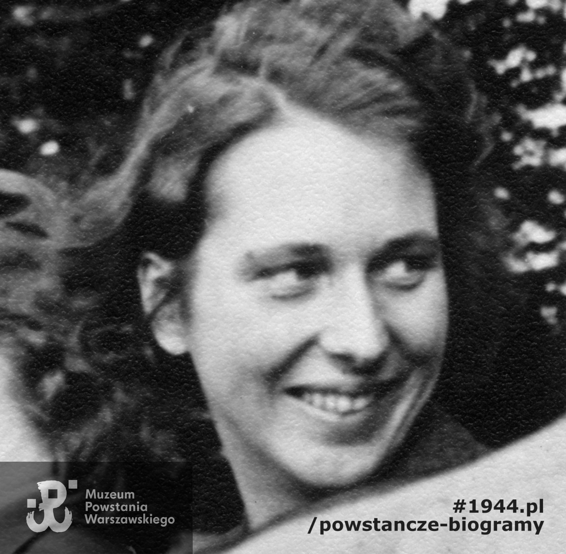 plut. Krystyna Hildebrandt "Ina" (1926 - ?). Na zdjęciu po wyzwoleniu, w 1945 r. Ze zbiorów Muzeum Powstania Warszawskiego - fragment szerszego ujęcia.