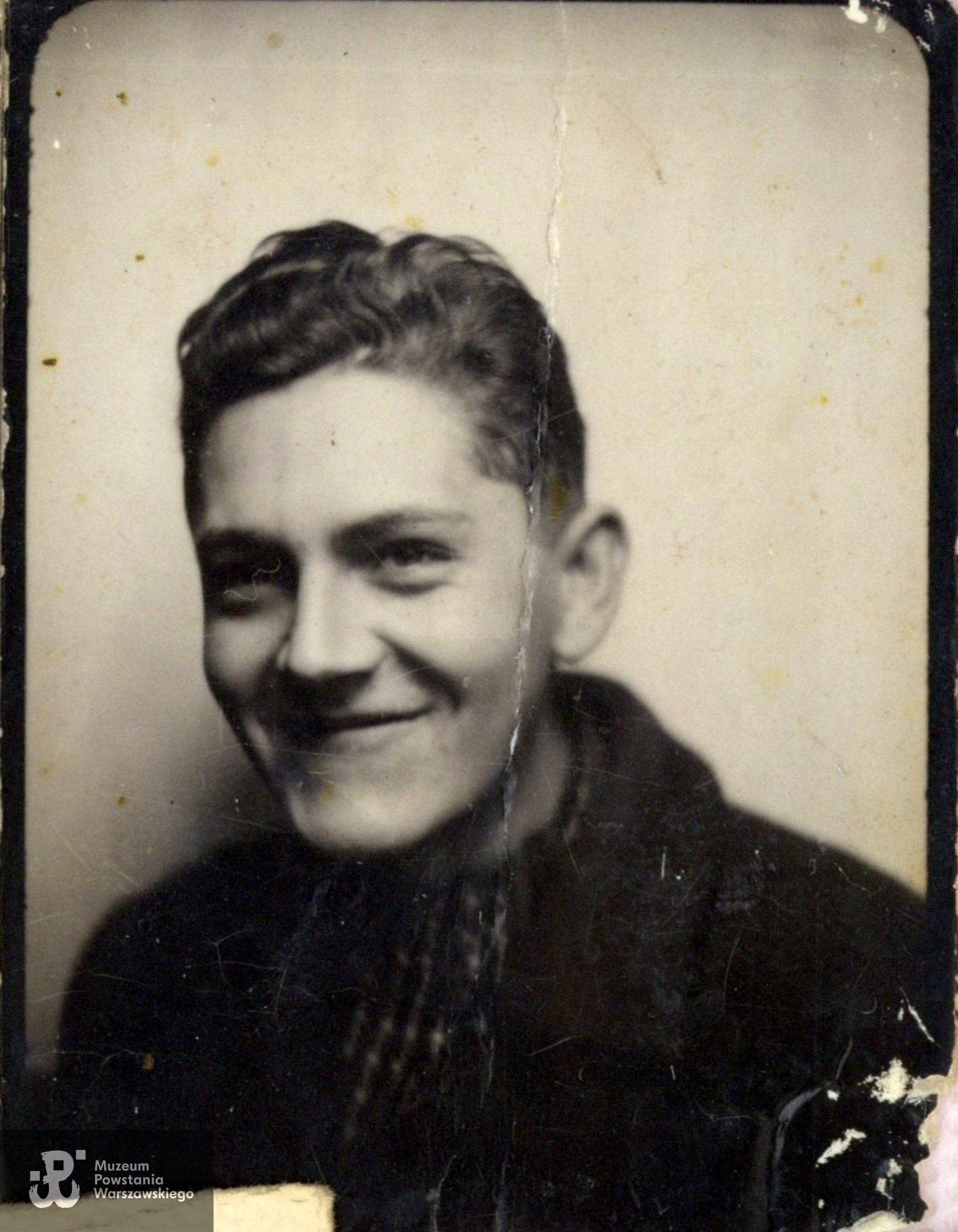 Włodzimierz Wiśniewski ps. Cygan, fotografia z okresu okupacji niemieckiej. Ze zbiorów rodzinnych pp. Rankowskich, udostępnił p. Łukasz Grabałowski, wnuk p. Bogumiły Kulik z d. Rankowskiej. Skan wykonano w Muzeum Powstania Warszawskiego, 2024.