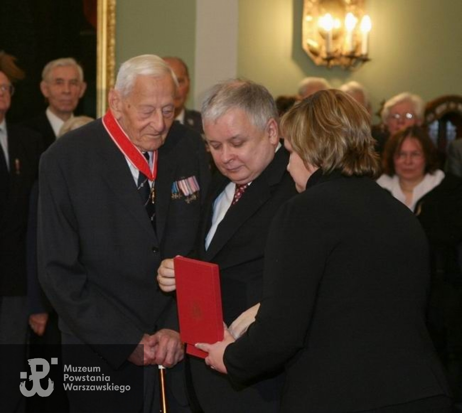 Warszawa, 10 kwietnia 2007. Pułkownik Wacław Micuta otrzymuje z rąk Prezydenta RP Lecha Kaczyńskiego Krzyż Komandorski z Gwiazdą Orderu Odrodzenia Polski.