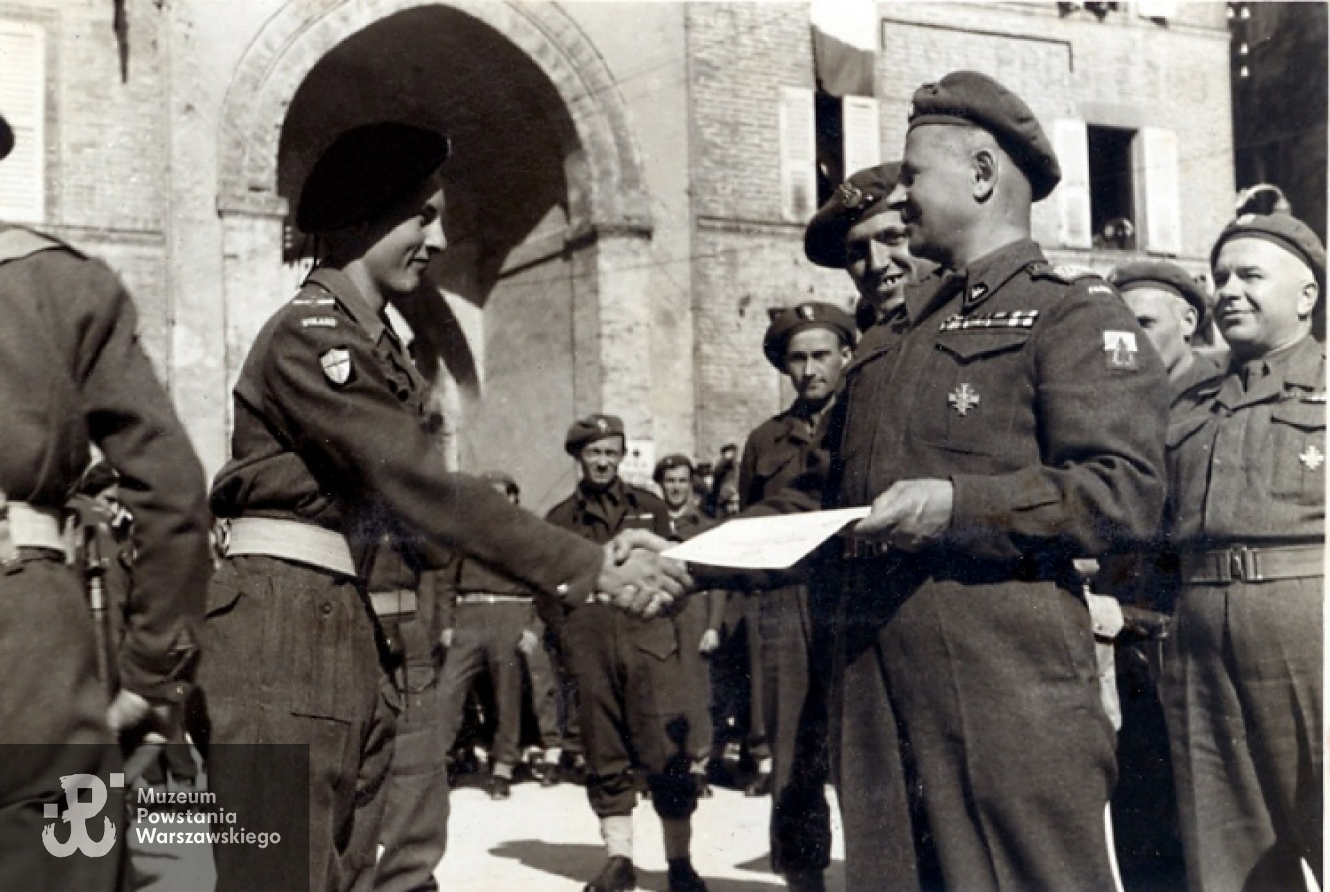 Krzysztof Głuchowski otrzymuje świadectwo ukończenia Gimnazjum 3. Dywizji Strzelców Karpackich z rąk dowódcy Dywizji gen. Bronisława Ducha. Amandola, 27 lutego 1946 roku. Fot. z archiwum rodzinnego Krzysztofa Głuchowskiego.