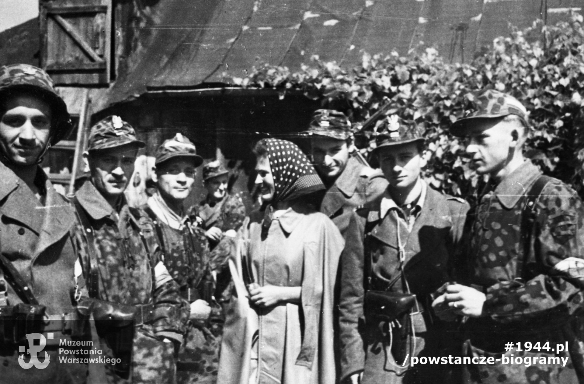 Powstanie Warszawskie, 2 sierpnia 1944 na Woli - "Rysiek" stoi drugi z prawej, obok niego Anna Kaczyńska, sanitariuszka. Trzeci od lewej  Zygmunt Siennicki (Sieliński) ps. "Bor", pierwszy z prawej Lech Rytarowski  ps. "Topór". Fot. ze zbiorów Muzeum Powstania Warszawskiego, sygn. MPW-IH/4871