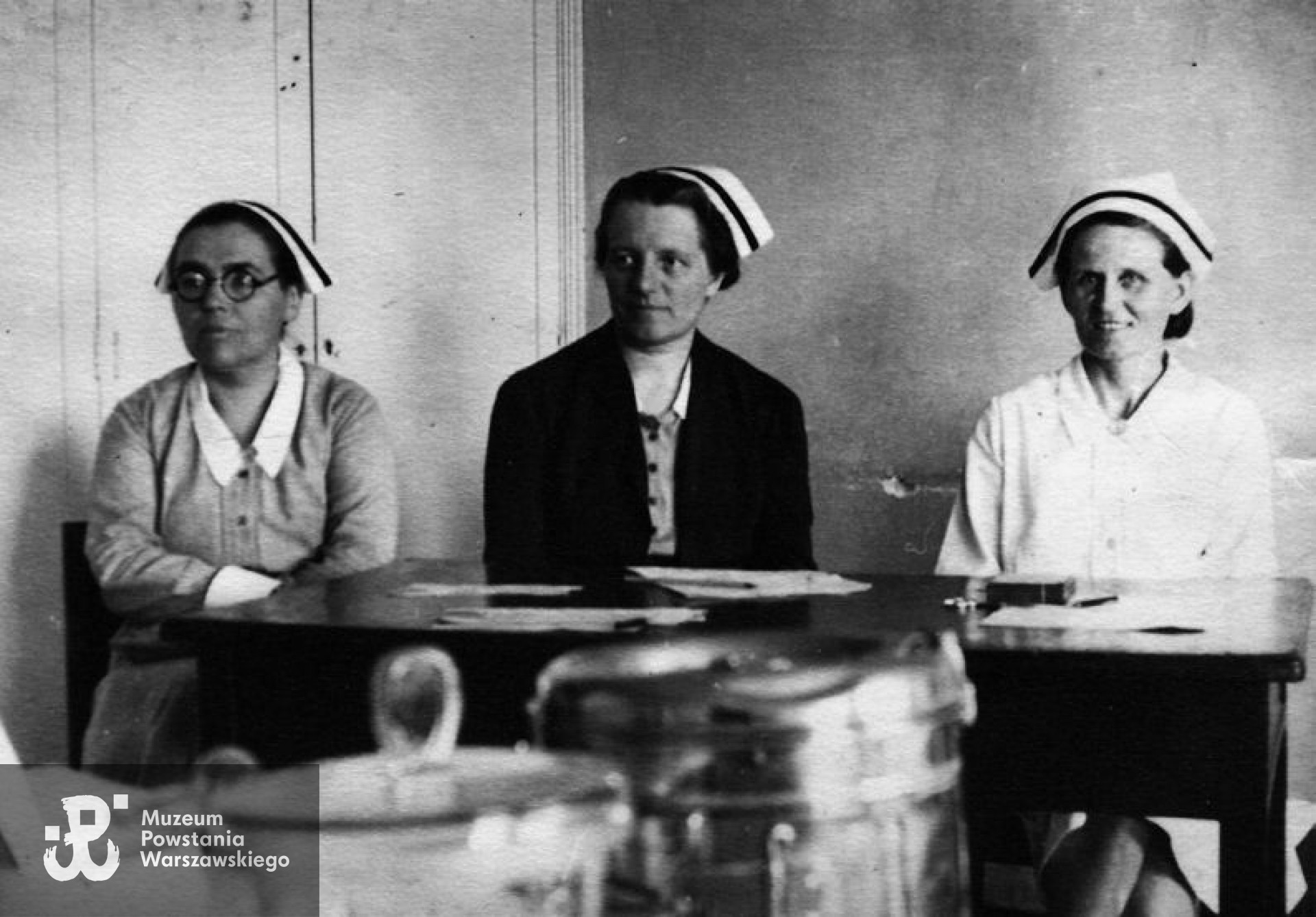 1942 rok -  ówczesna dyrektor Warszawskiej Szkoły Pielęgniarstwa Jadwiga Romanowska (na zdjęciu w środku),  obok niej  - pierwsza z lewej  Wanda Lankajtes pełniąca funkcję wicedyrektora WSP i Władysława Szczepkowska - kierownik szkolenia teoretycznego. Fot. domena publiczna