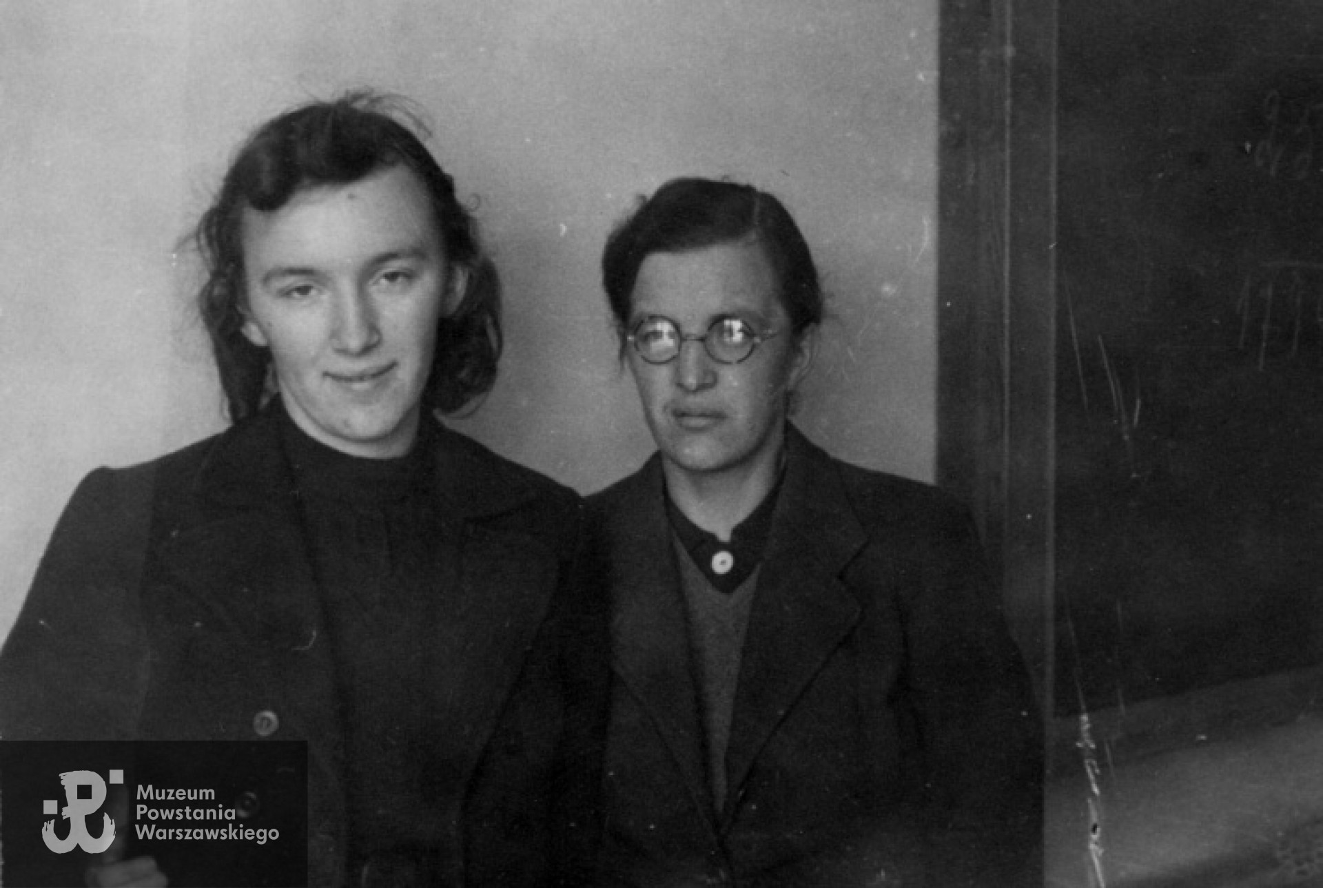 Z lewej Irena Płoska - "Joanna Wrzeciono", z prawej jej siostra Janina Płoska - "Urszula Rakieta", Warszawa rok 1942.