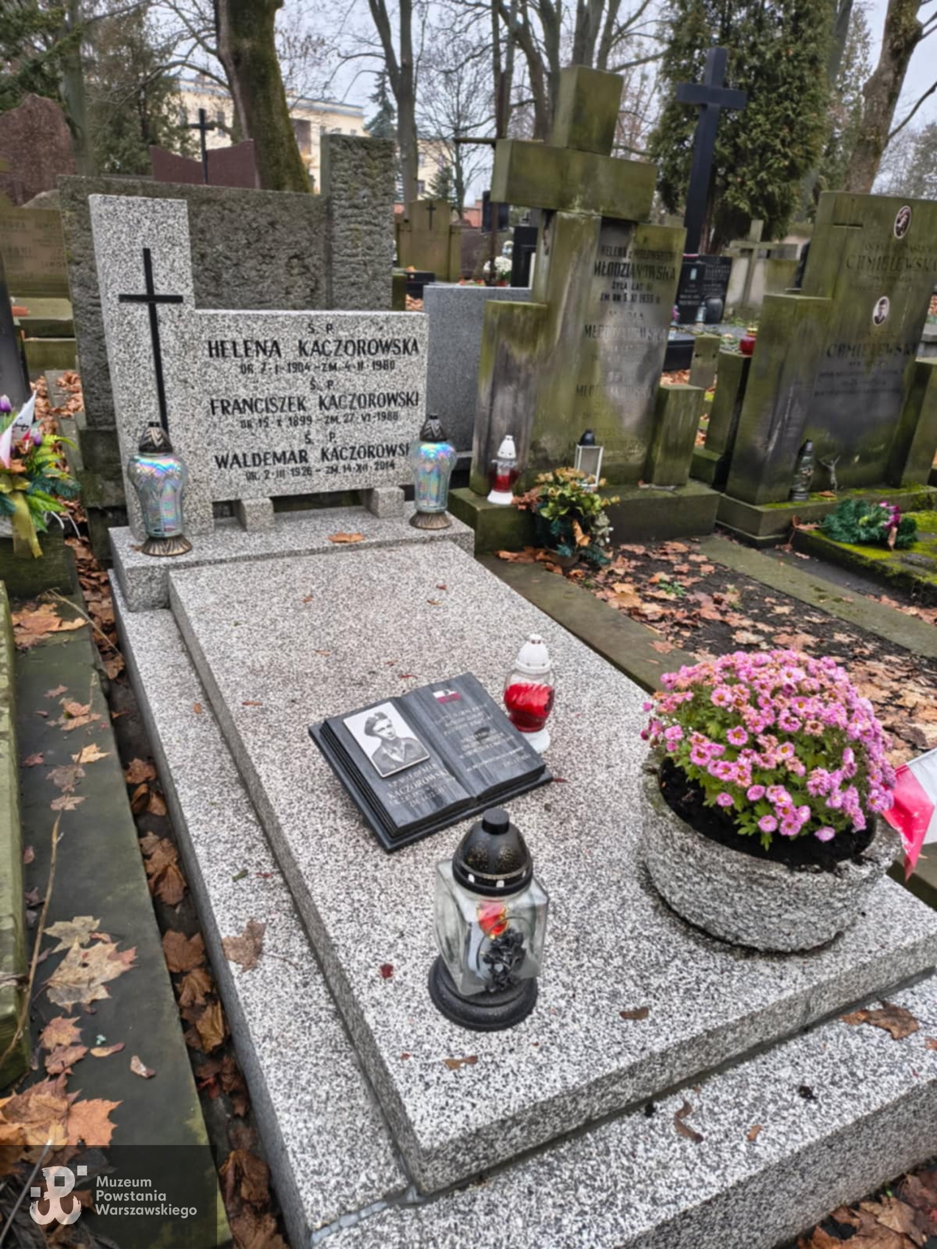 Grób rodzinny Kaczorowskich, Cmentarz  Powązkowski w Warszawie  (Stare Powązki),  kwatera  299 A-1-8, listopad 2025. Fot. udostępnił p. Waldemar Piekarczyk